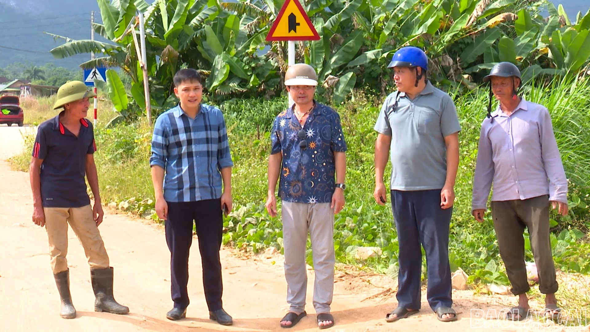 Lãnh đạo xã thường xuyên xuống cơ sở nắm tình hình để kịp thời tháo gỡ khó khăn, giải quyết những vấn đề phát sinh.