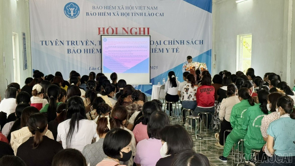 Đại diện Bảo hiểm xã hội tỉnh Lào Cai thông tin tới người lao động những điểm mới của Luật Bảo hiểm xã hội và Luật Bảo hiểm y tế năm 2024. baolaocai-br-hn-2310.jpg