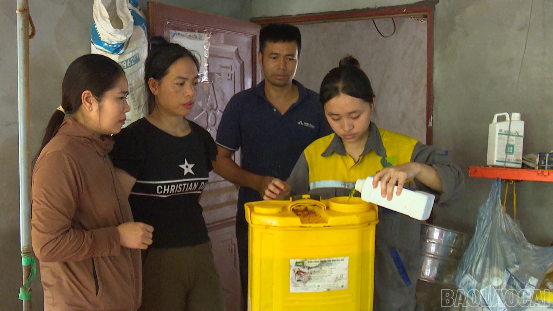 Cán bộ Trạm Dịch vụ, hỗ trợ nông nghiệp Yên Bái hướng dẫn người dân phòng, chống dịch bệnh cho đàn vật nuôi sau lũ. baolaocai-br_cm00-32-16-10still002.jpg