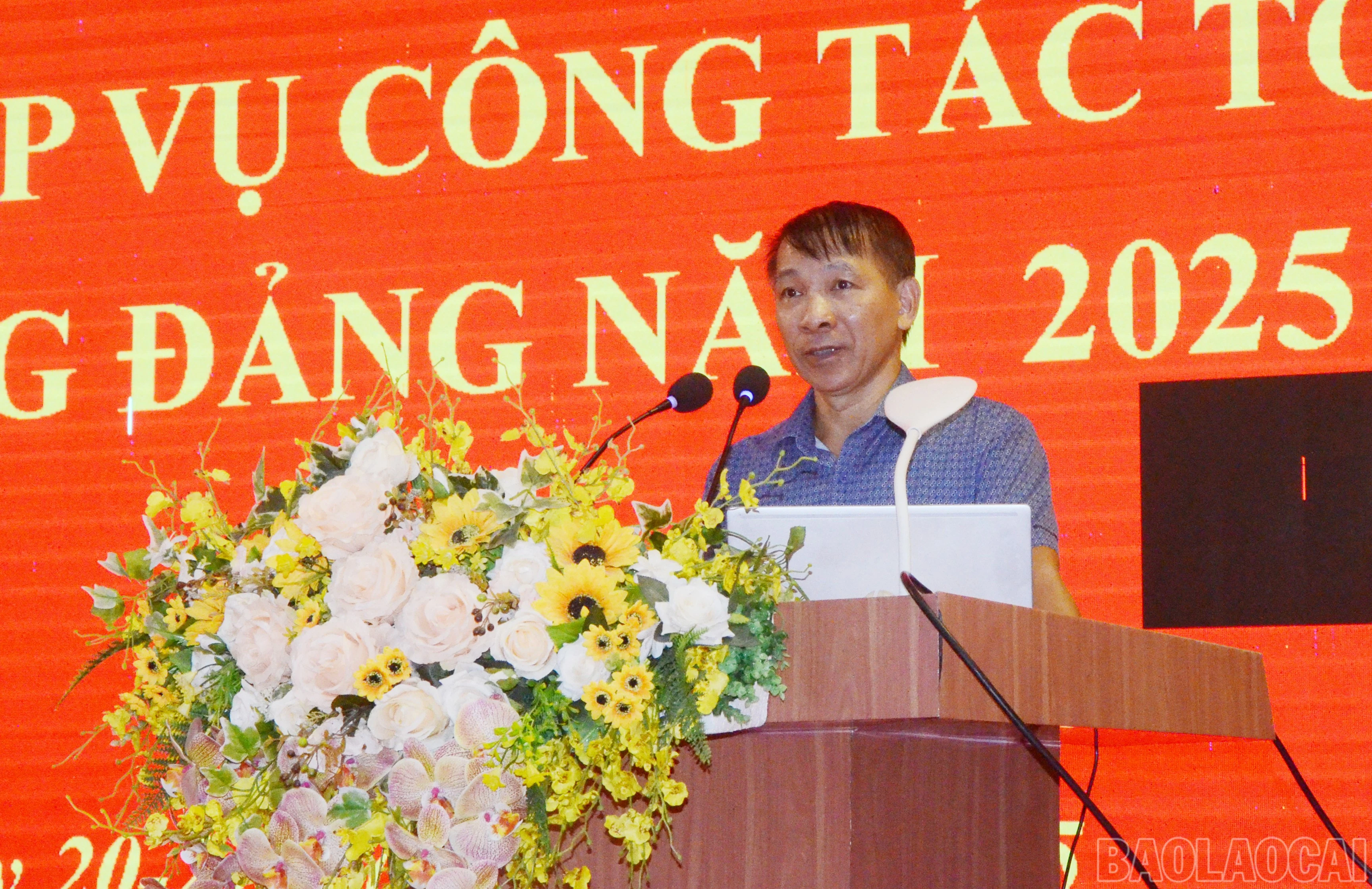 Đồng chí Ngô Hữu Quý - Phó Trưởng Ban Tổ chức Tỉnh ủy truyền đạt chuyên đề công tác tổ chức đảng, đảng viên.