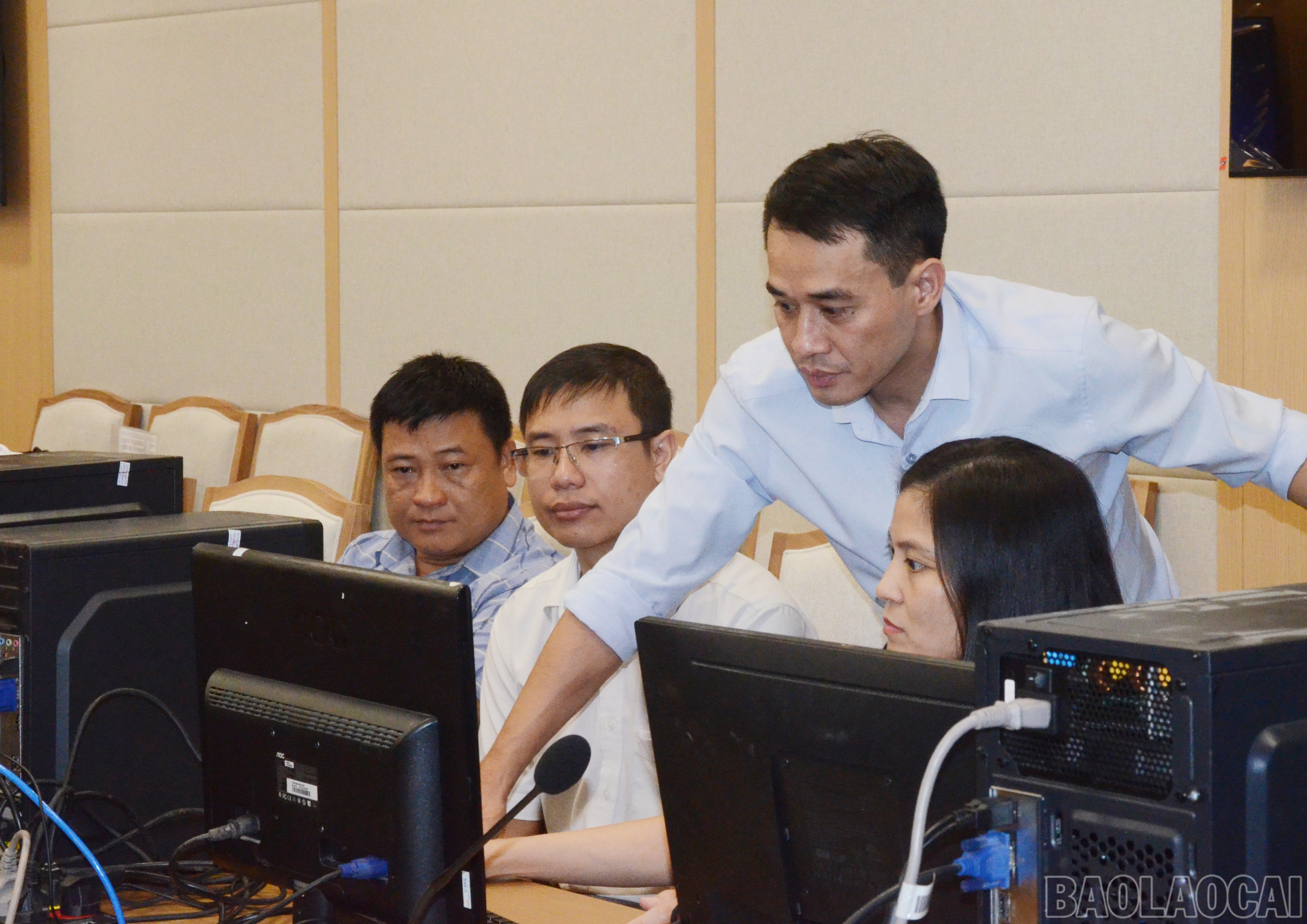 Cán bộ Ban Tổ chức Tỉnh ủy hướng dẫn học viên thực hành phần mềm Quản lý cơ sở dữ liệu đảng viên qua thiết bị bảo mật BLM-10 của Ban Cơ yếu Chính phủ trên mạng diện rộng của Đảng. baolaocai-br_dsc-5616.jpg