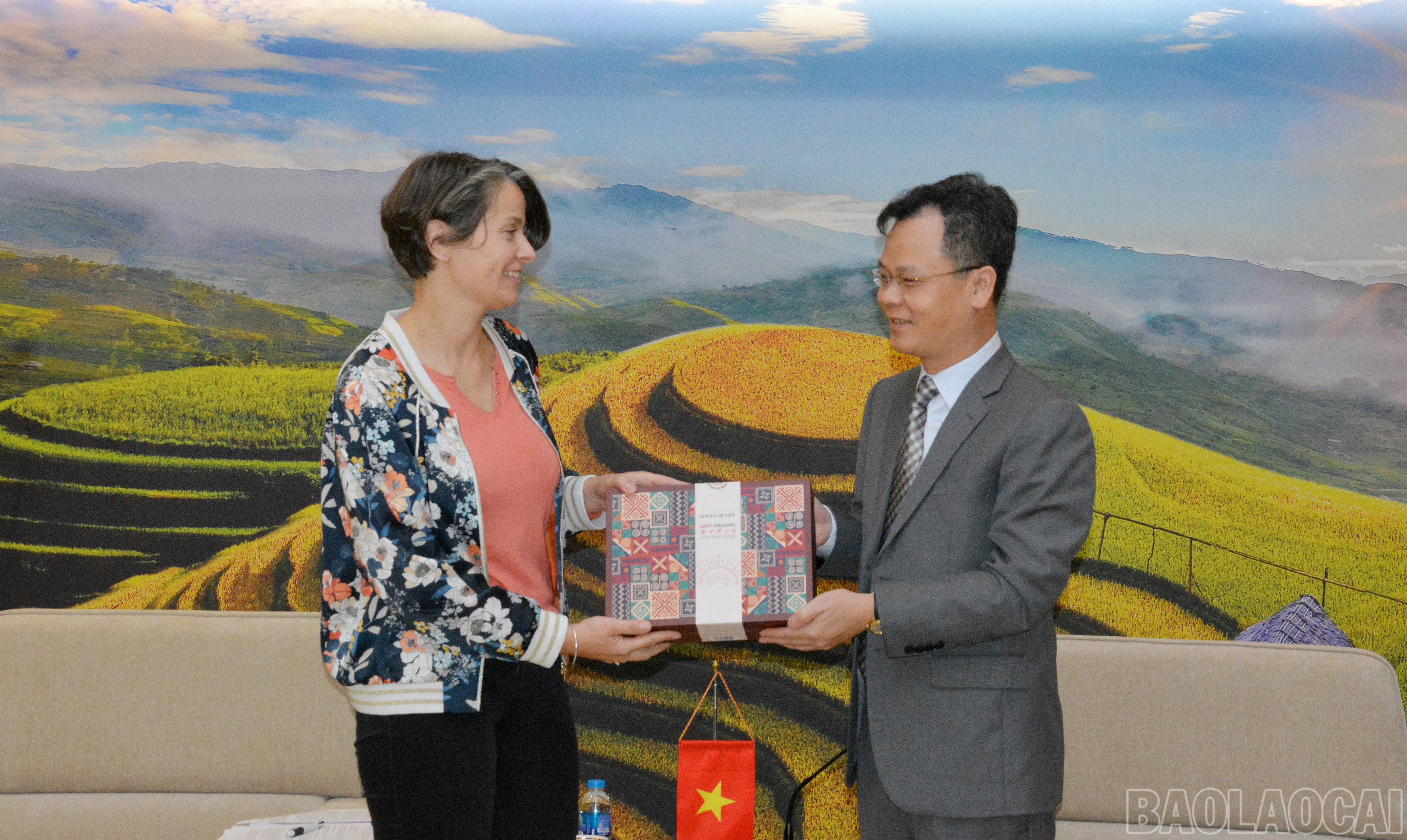 Đồng chí Phó Chủ tịch UBND tỉnh Nguyễn Thành Sinh tặng quà lưu niệm cho bà Carine Vernhes - Trưởng đại diện của vùng về Châu Âu và quốc tế.