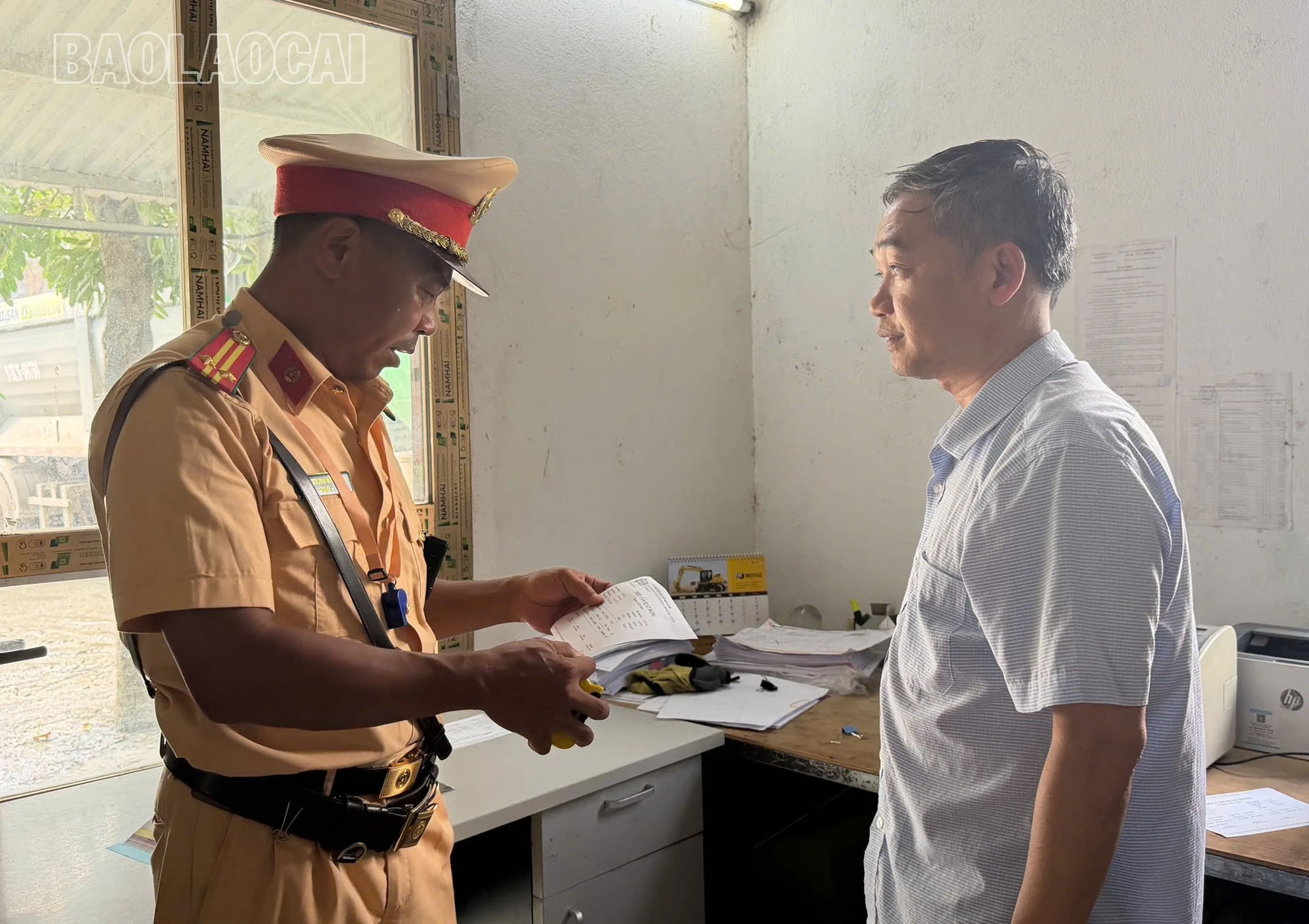 Lực lượng chức năng kiểm tra phiếu cân tại điểm mỏ.