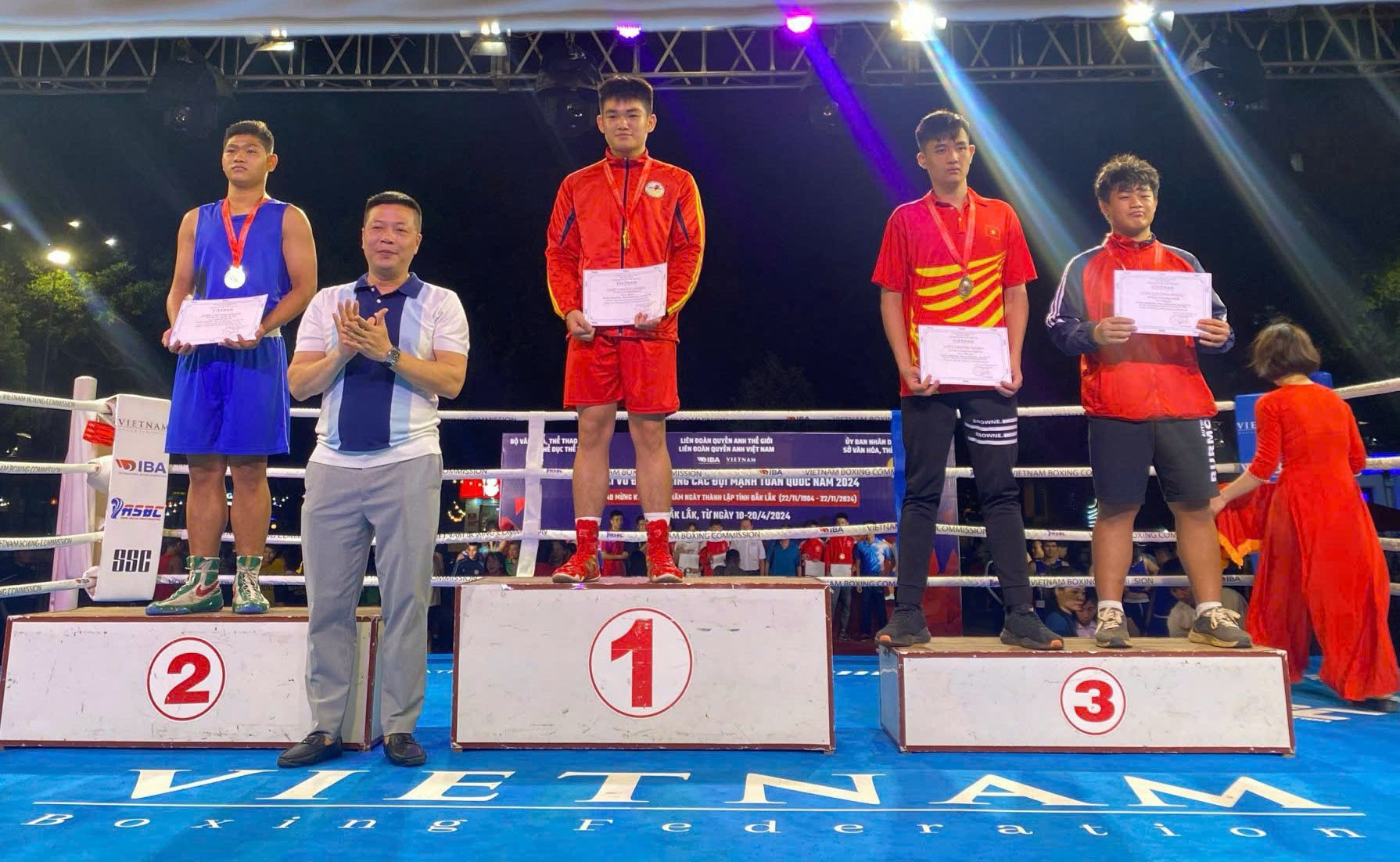 Vận động viên của Lào Cai với tấm huy chương Vàng tại Giải Vô địch boxing các đội mạnh quốc gia năm 2024. bx1-1.jpg