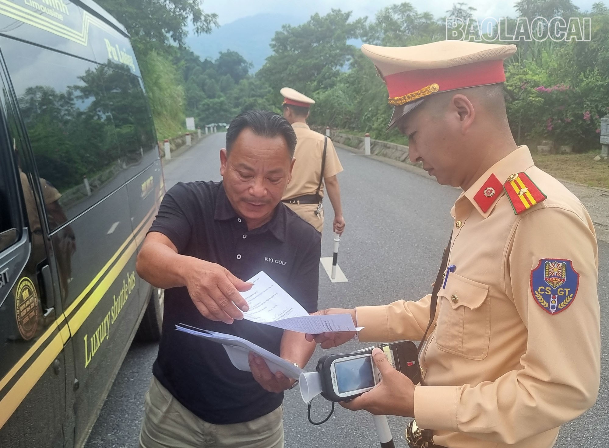 Lực lượng cảnh sát giao thông kiểm tra phương tiện vận tải hành khách. a-1.jpg