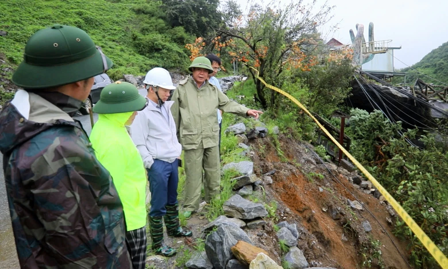 Thường trực Thị ủy, UBND thị xã Sa Pa kiểm tra, chỉ đạo công tác khắc phục hậu quả mưa bão.