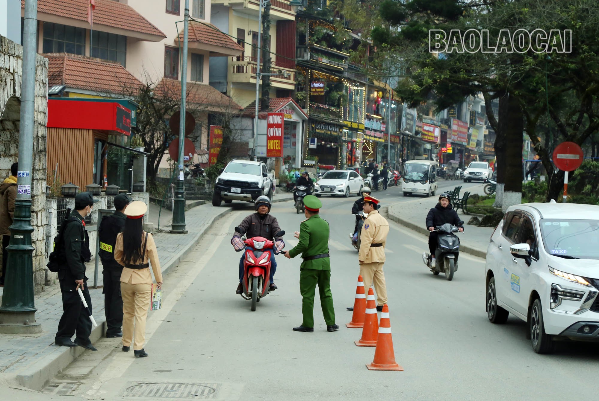 Lực lượng cảnh sát giao thông sẽ tăng cường phân luồng, đảm bảo an toàn giao thông, chống ùn tắc trên các tuyến đường dẫn vào điểm tổ chức thi. a1-2.jpg