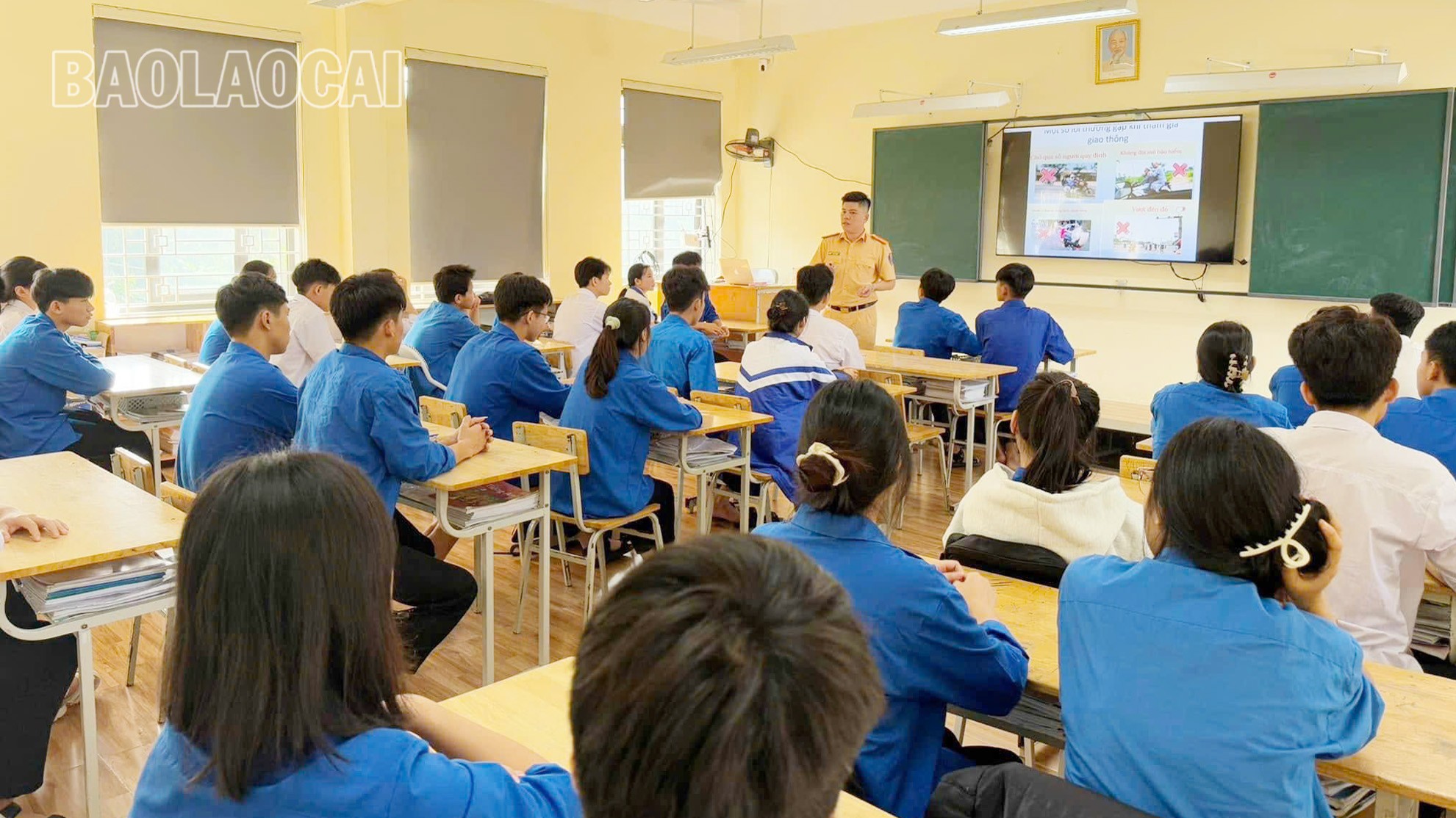 Đội Cảnh sát giao thông - trật tự, Công an huyện Bảo Thắng đã triển khai 22 tiết học, với gần 1.800 học sinh tham dự. a2-6566.jpg