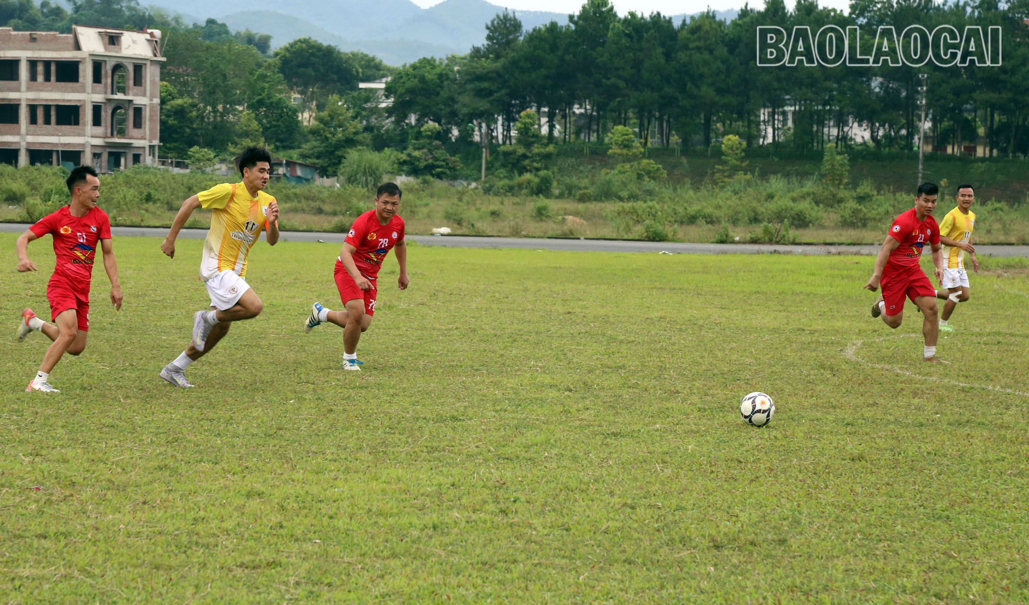 Trận hòa 1 - 1 trước Học viện Bóng đá họ Bùi Việt Nam giúp các cầu thủ FC Phố Bản (áo vàng) giành chức vô địch Giải Bóng đá thanh niên tỉnh Lào Cai năm 2025. a1-2-7794.jpg