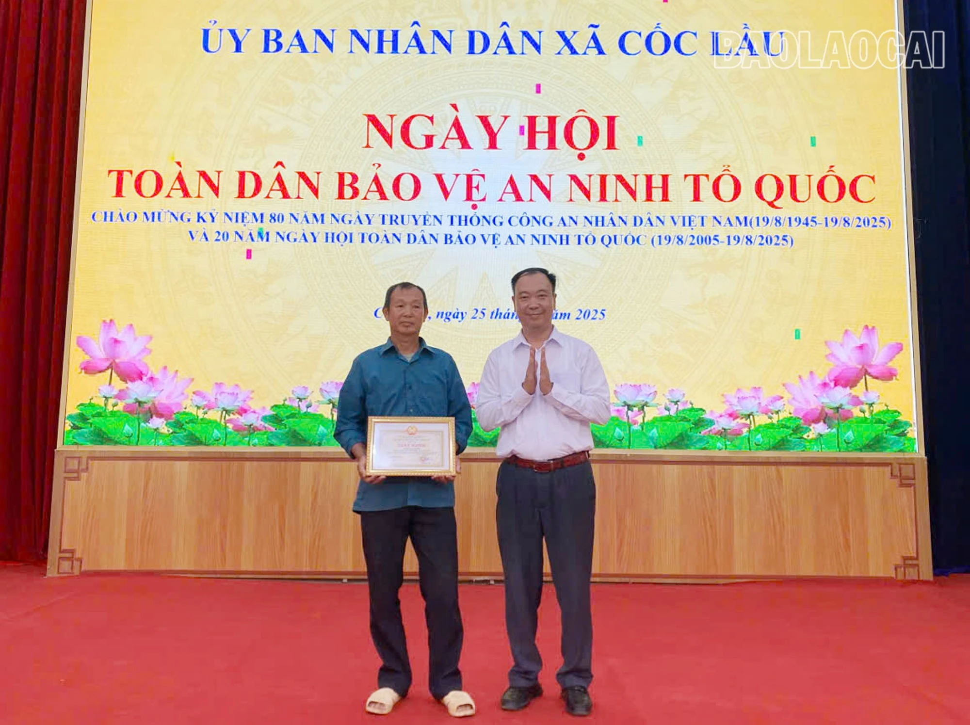  Lãnh đạo xã tặng giấy khen cho tập thể dòng họ Lương vì có thành tích xuất sắc trong Phong trào toàn dân bảo vệ an ninh Tổ quốc.