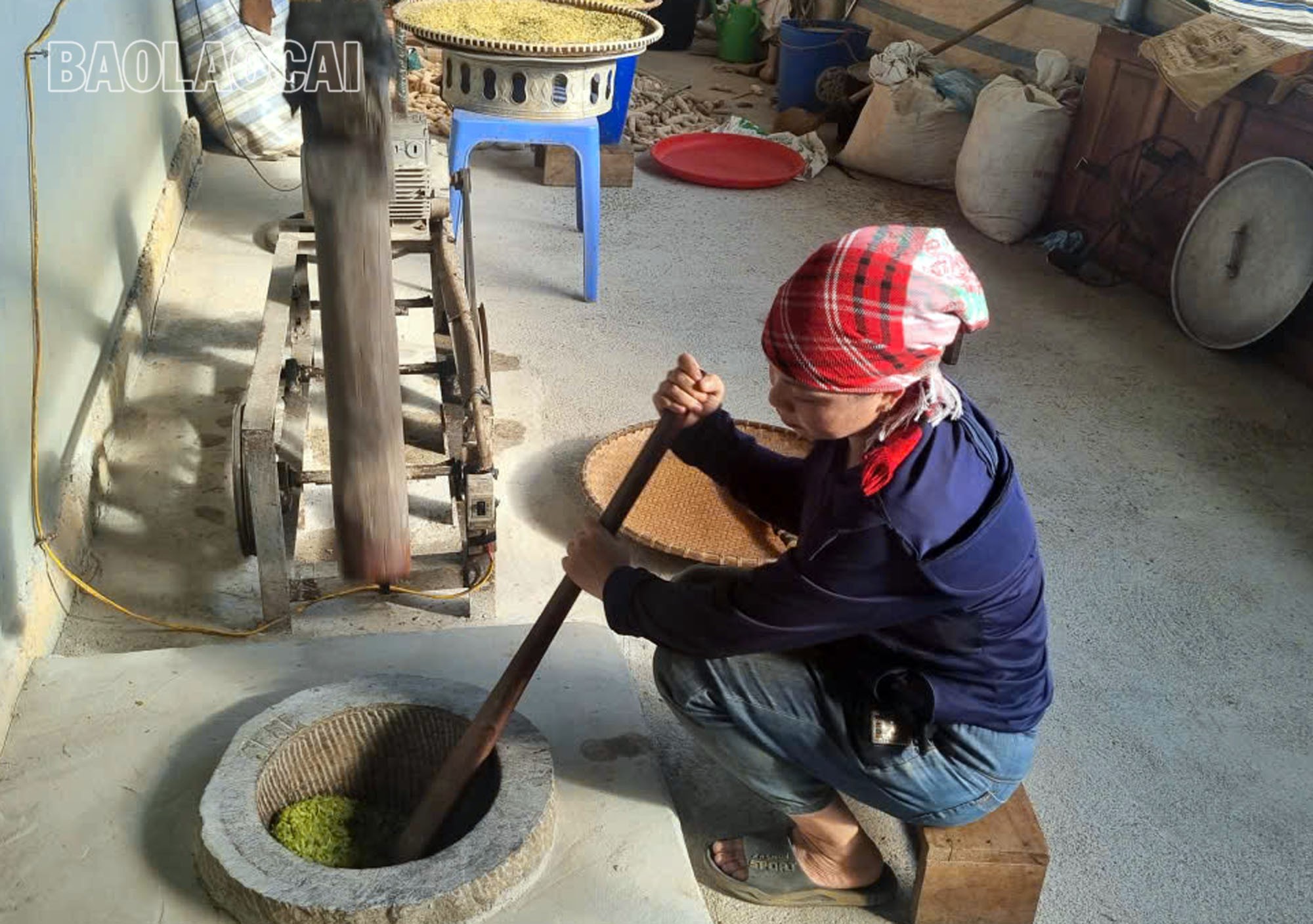 Hạt cốm tiếp tục được đưa vào cối đá dã, nhưng vẫn giữ được hương thơm đặc trưng hấp dẫn. Ngày nay máy móc đã hỗ trợ một số công đoạn, giúp người ở Na Lo đỡ vất vả hơn. kk.jpg