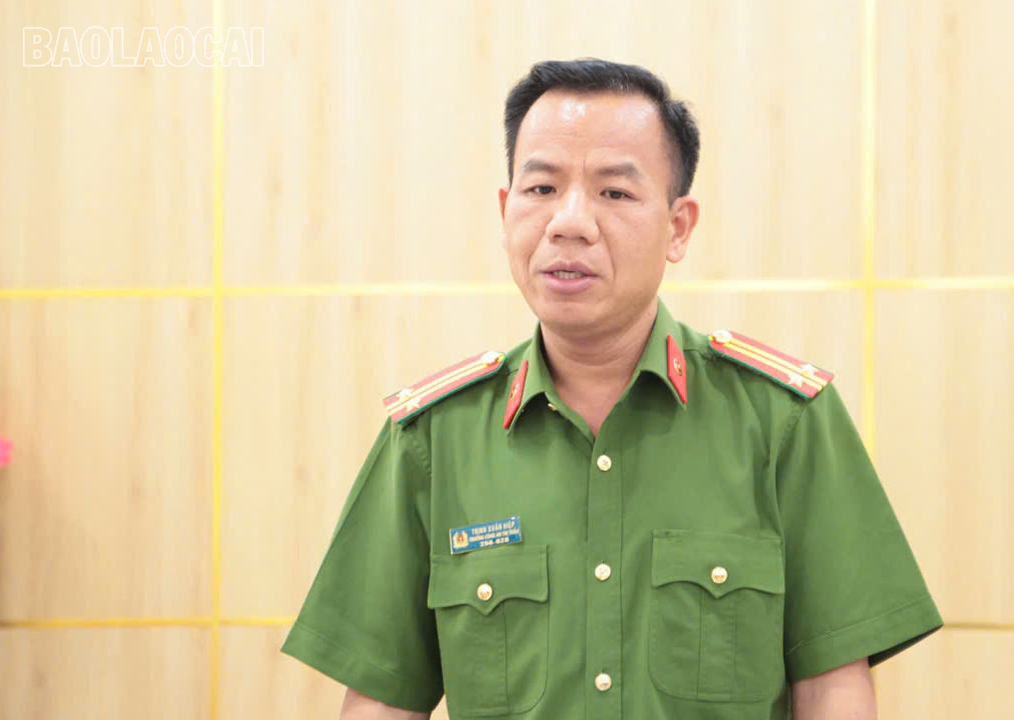 Trung tá Trịnh Xuân Hiệp, Trưởng Công an xã Văn Bàn phát biểu tại buổi làm việc. a0.jpg
