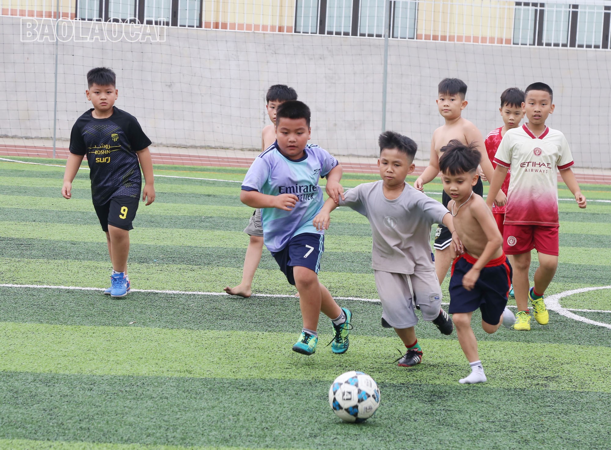 Các cầu thủ nhí luyện tập tích cực, thi đấu đầy quyết tâm. a1-9.jpg