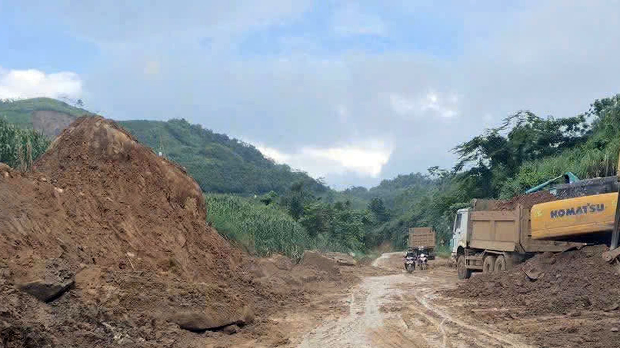 Điểm sạt lở lớn nhất trên Tỉnh lộ 162, tại Km7, thuộc địa phận xã Văn Bàn đã thông xe bước 1. Ảnh: Công an xã Văn Bàn a1.jpg