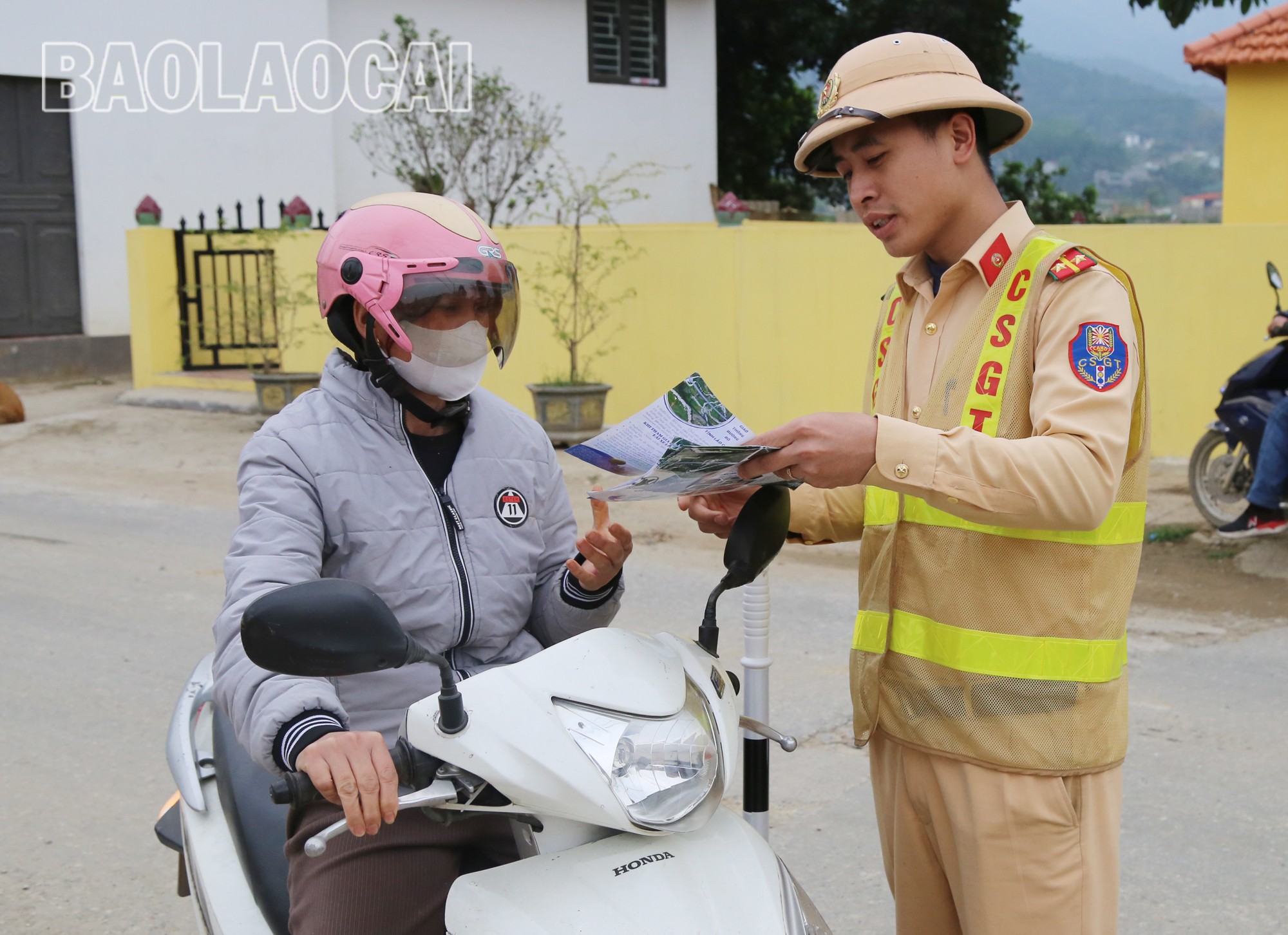 Tuyên truyền, phổ biến kiến thức pháp luật về trật tự, an toàn giao thông cho người dân. a9.jpg