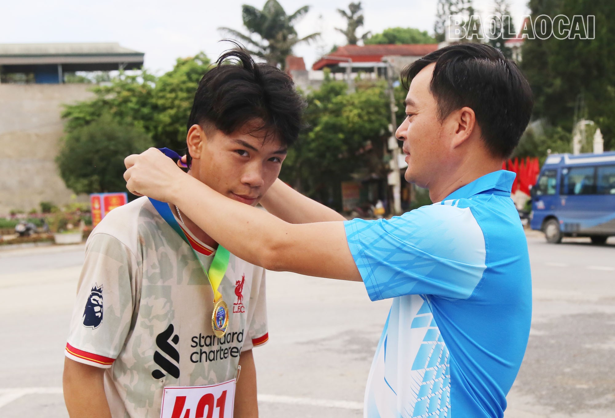 Trao kỷ niệm chương cho các vận động viên. a1-3.jpg