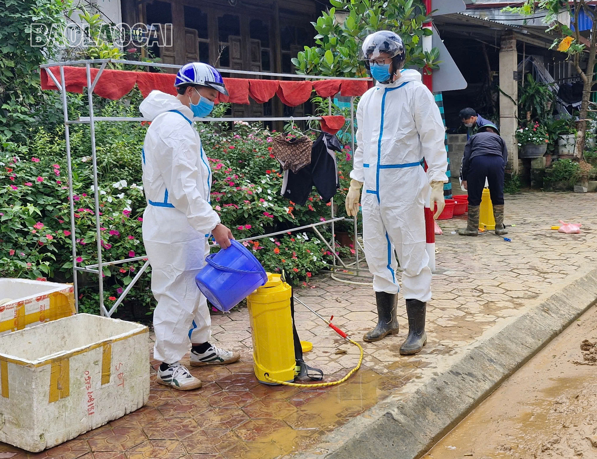 Công tác vệ sinh, khử trùng, khử khuẩn tại các khu dân cư đang được tiến hành nhằm không để dịch bệnh lây lan sau mưa lũ. Ảnh 1 (27).jpg