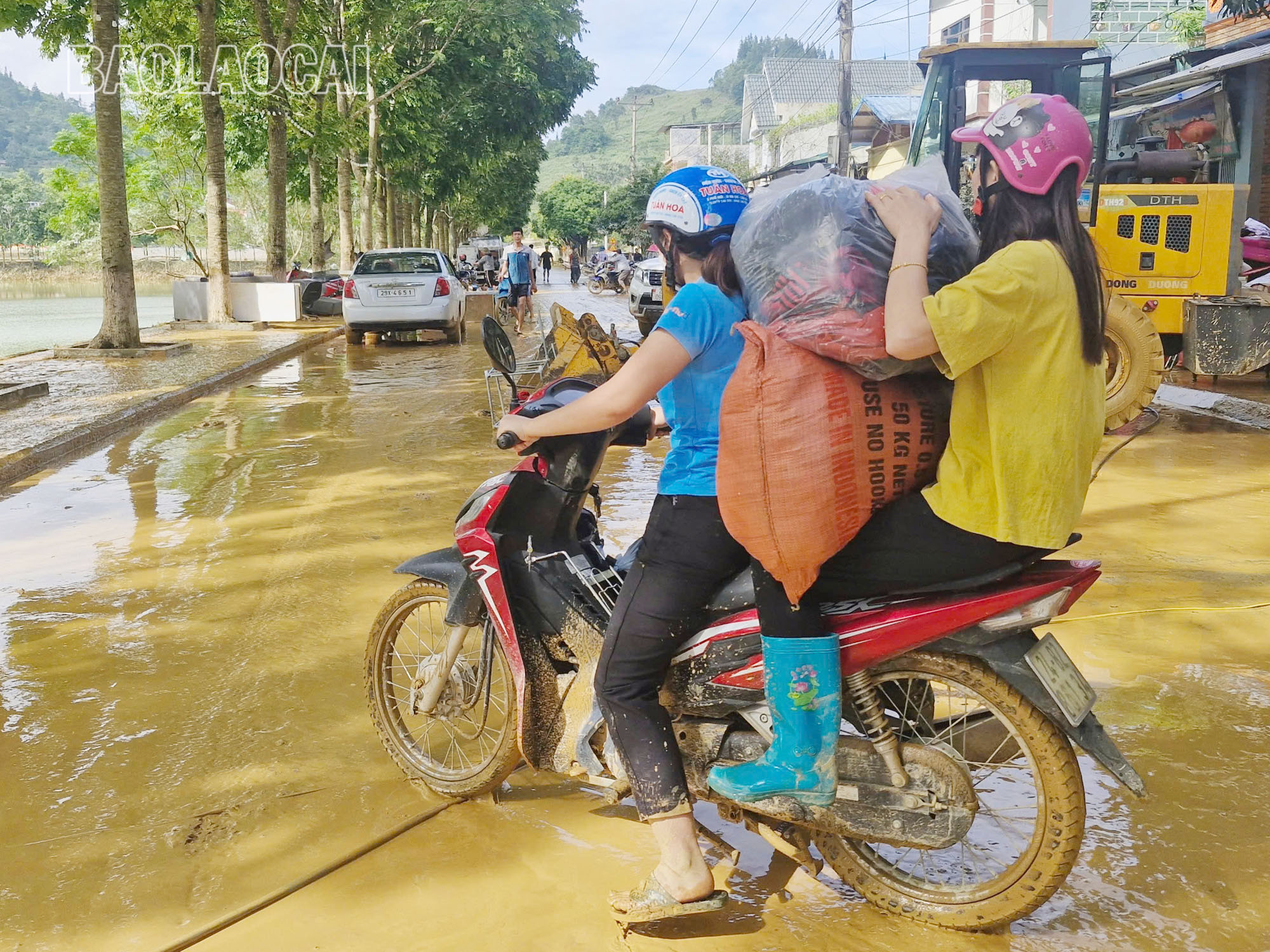 Ô tô và xe máy được sử dụng để vận chuyển đồ đạc khỏi những ngôi nhà bị ngập nước khu vực đường Tráng A Pao. Ảnh 1 (22).jpg