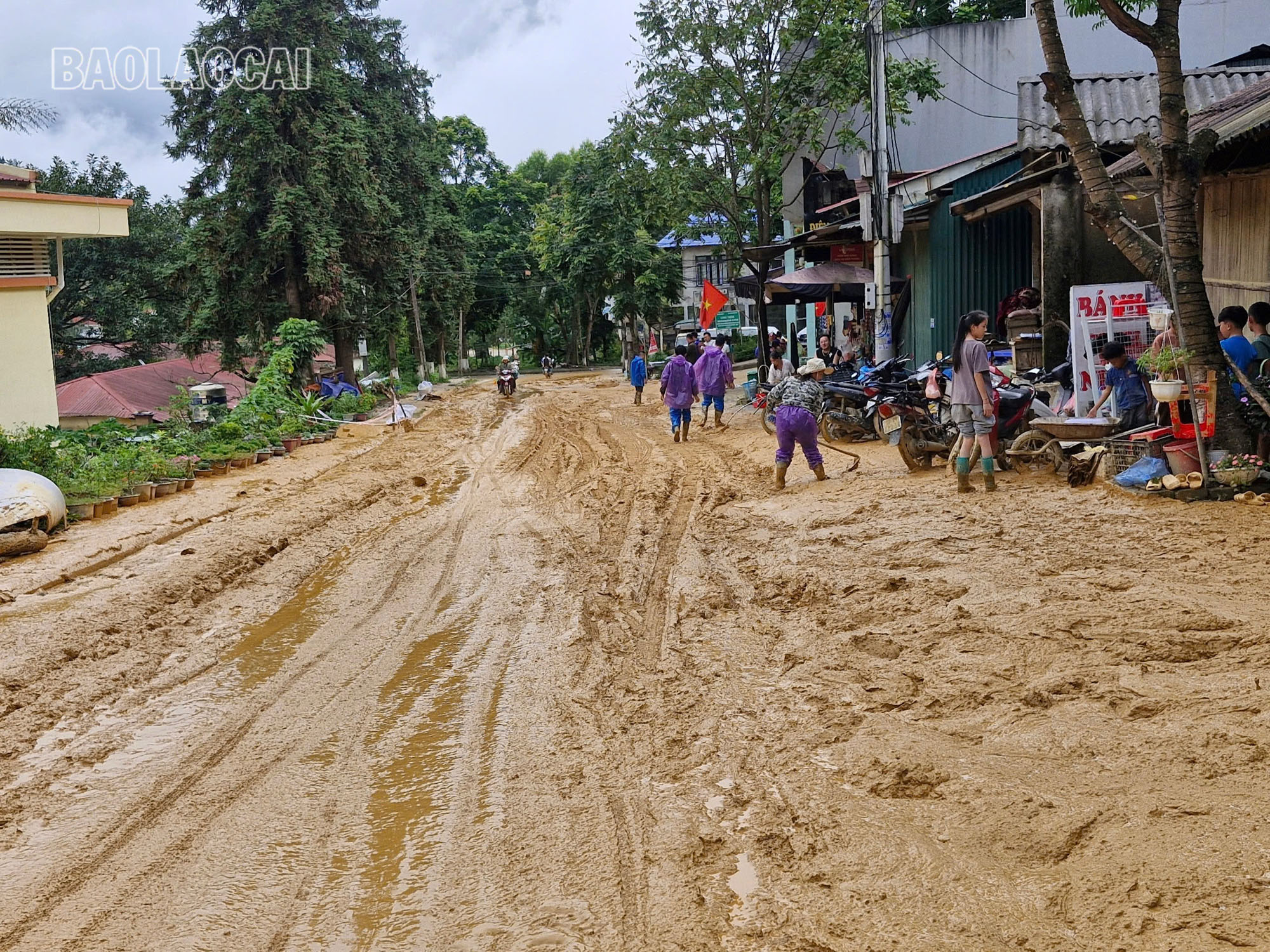 Trong điều kiện giao thông bị chia cắt, việc huy động lực lượng từ ngoài huyện vào hỗ trợ còn nhiều khó khăn, Nhân dân huyện Si Ma Cai phát huy phương châm “4 tại chỗ”, đoàn kết, nỗ lực khắc phục hậu quả thiên tai với khí thế khẩn trương, sớm ổn định cuộc sống sau mưa lũ. Ảnh 1 (2).jpg