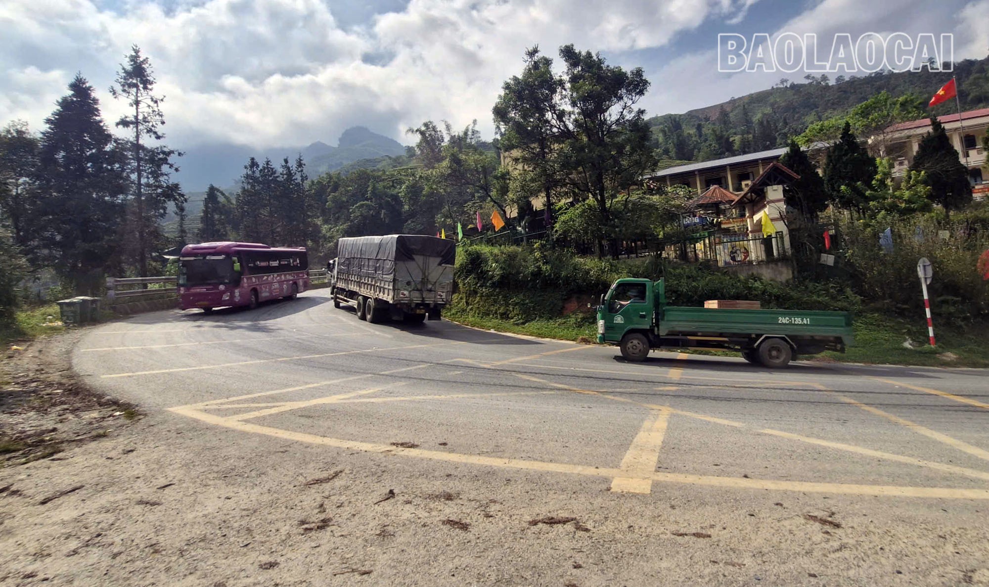Km 115+800, Quốc lộ 4D có nhiều khúc cua tay áo, độ dốc cao, lưu lượng phương tiện lớn, tiềm ẩn nguy cơ xảy ra tai nạn giao thông. d1-7.jpg