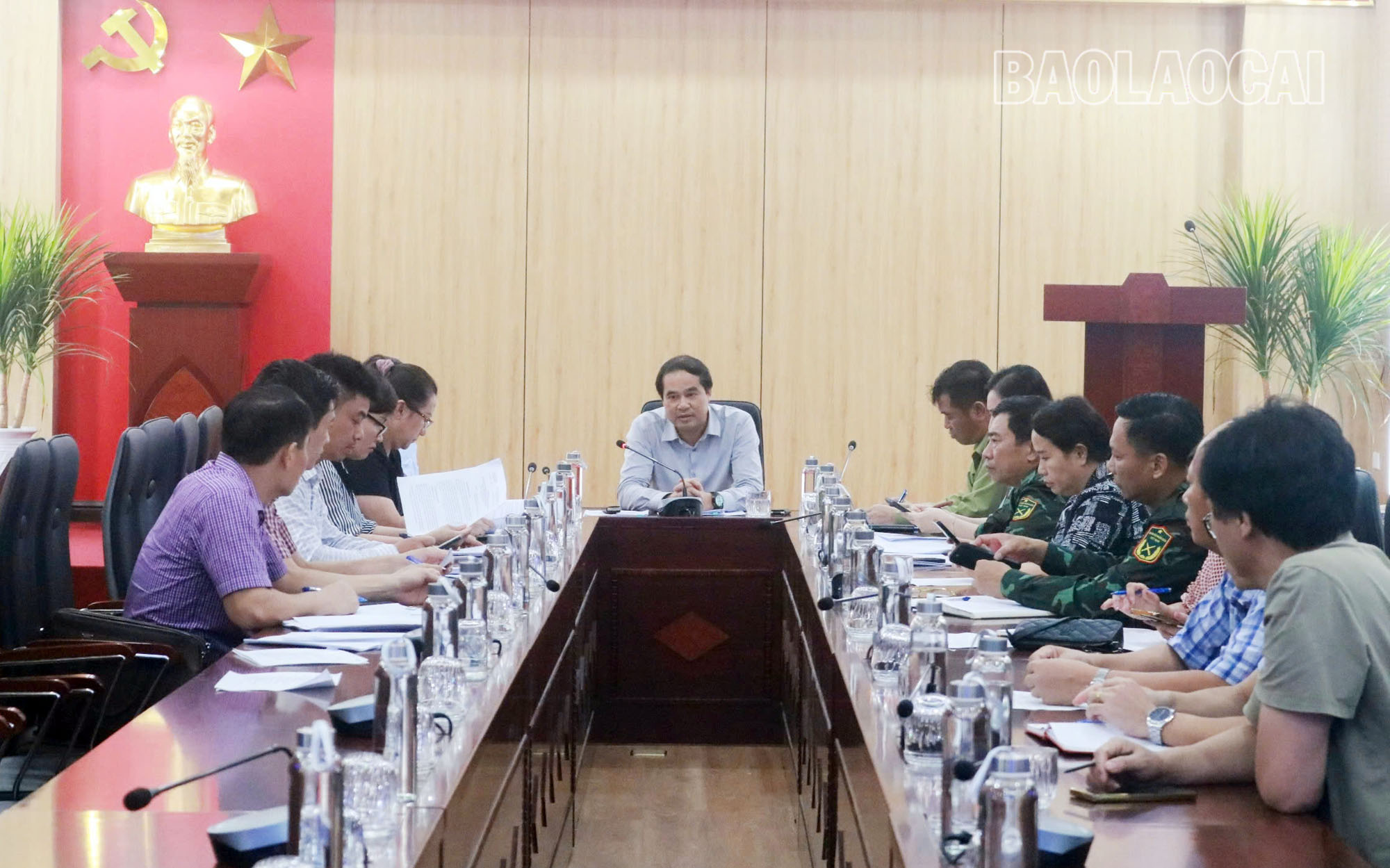Đồng chí Trịnh Xuân Trường yêu cầu huyện Bát Xát chủ động phương án phòng, chống thiên tai, ứng phó với diễn biến thời tiết trong những ngày tới. Ảnh: Quang Phấn A3a.jpg