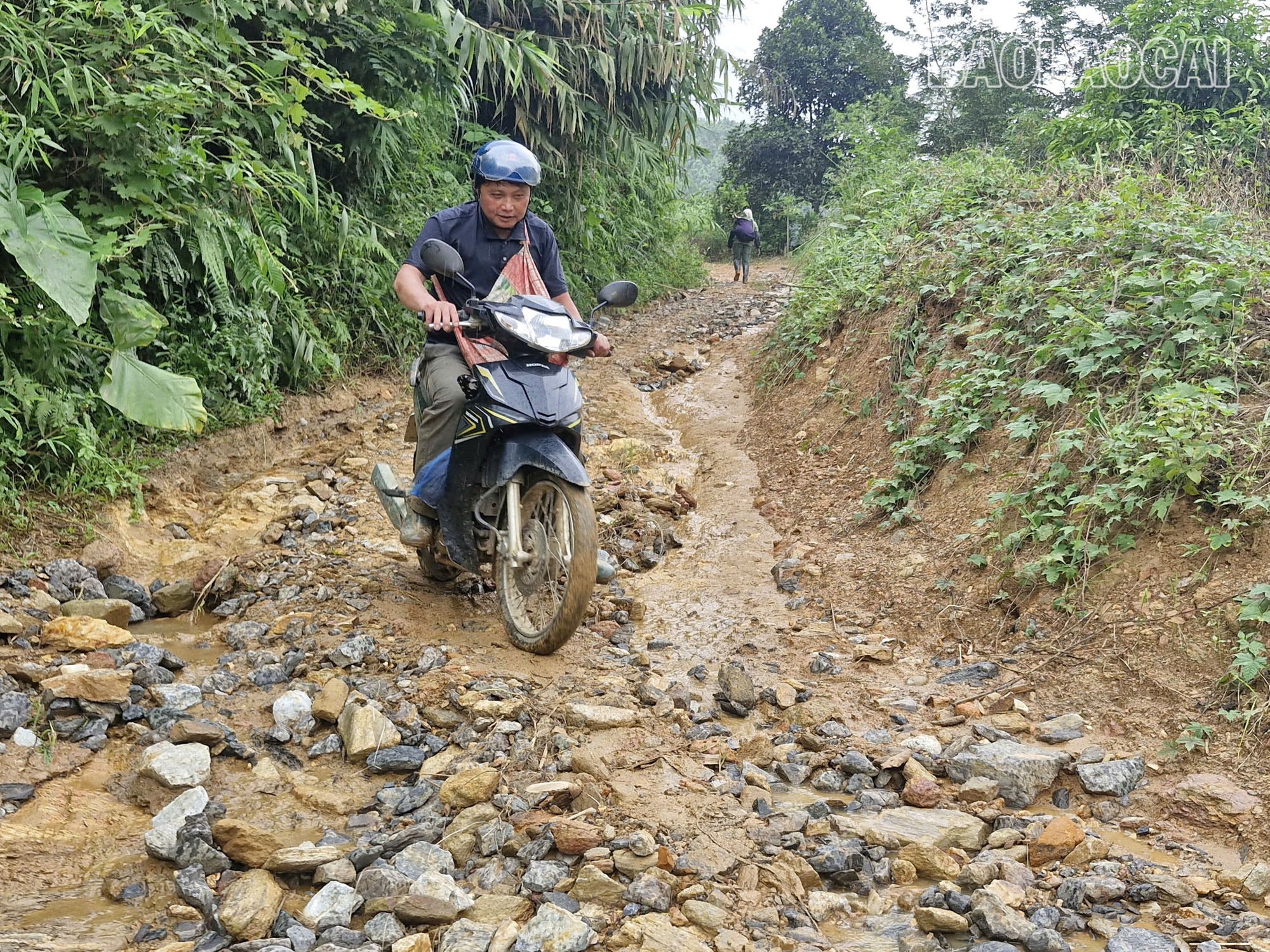 Trời mưa đường trơn trượt khiến việc đi lại của người dân càng khó khăn hơn rất nhiều. m1-2.jpg