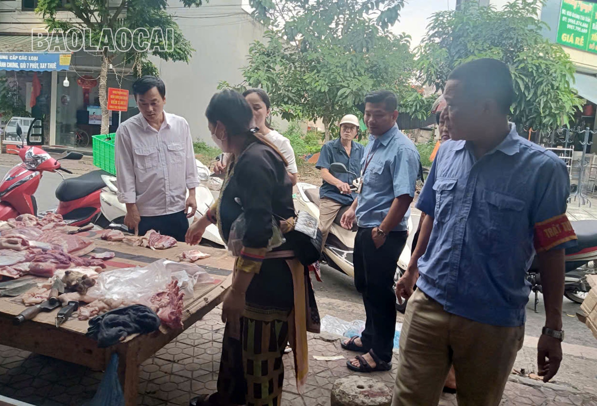 Lực lượng chức năng xã Cam Đường kiểm tra, xử lý những trường hợp bán thịt lợn không rõ nguồn gốc, không có dấu kiểm dịch. Lực lượng chức năng xã Cam Đường kiểm tra, xử lý những trường hợp bán thịt lợn không rõ nguồn gốc, không có dấu kiểm dịch.