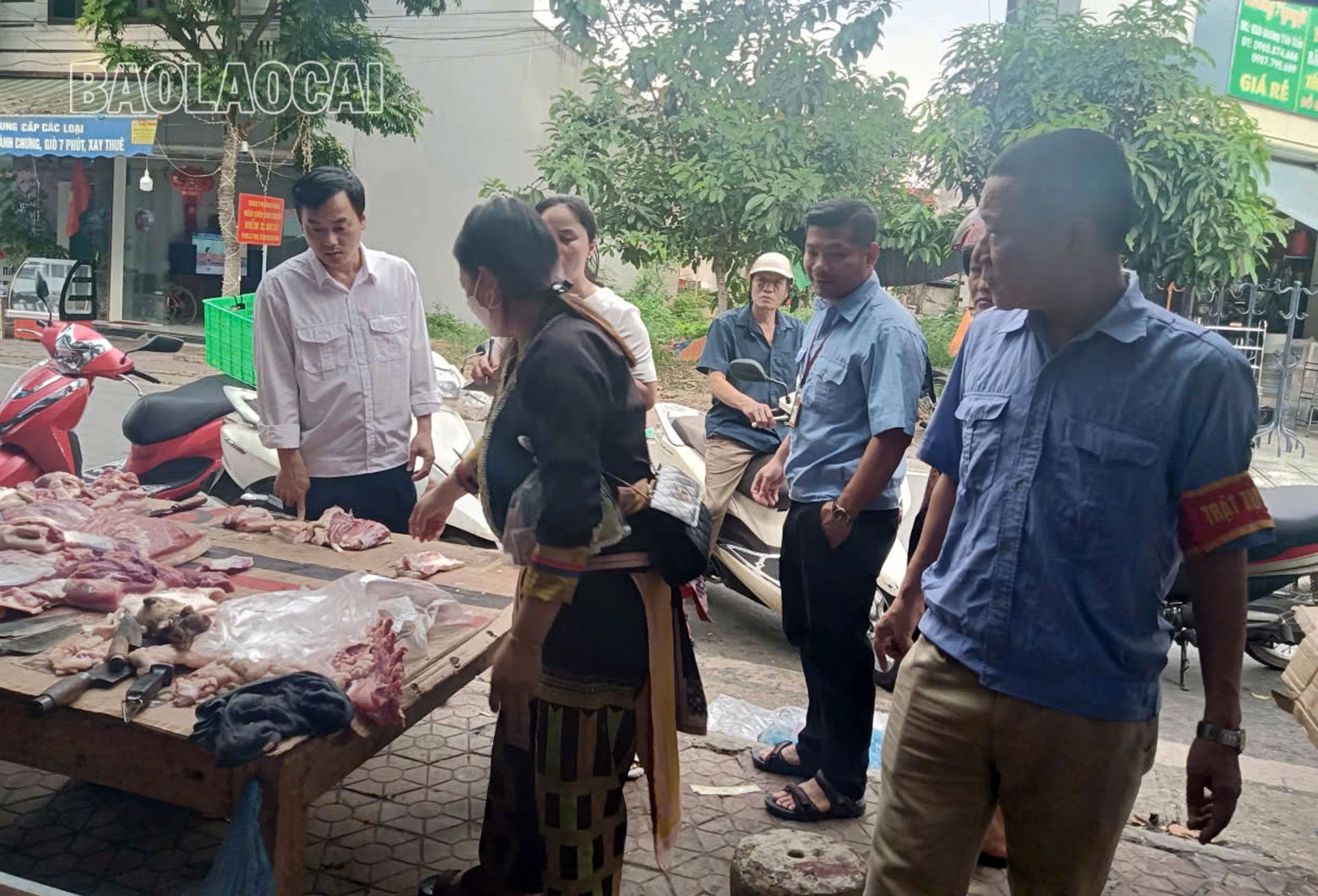 Lực lượng chức năng xã Cam Đường kiểm tra, xử lý những trường hợp bán thịt lợn không rõ nguồn gốc, không có dấu kiểm dịch.