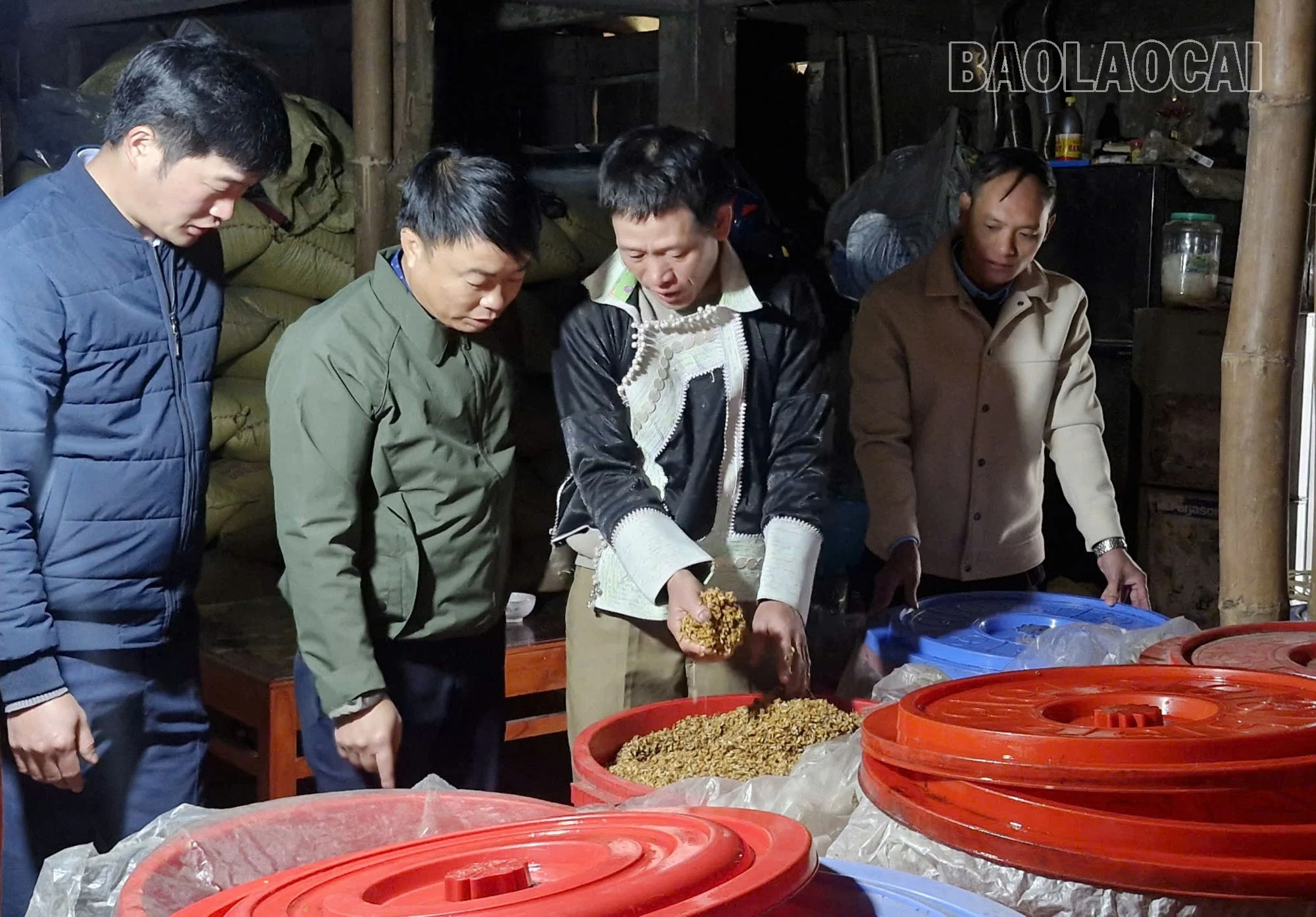 Rượu San Lùng là đặc sản nổi tiếng ở Bản Xèo.