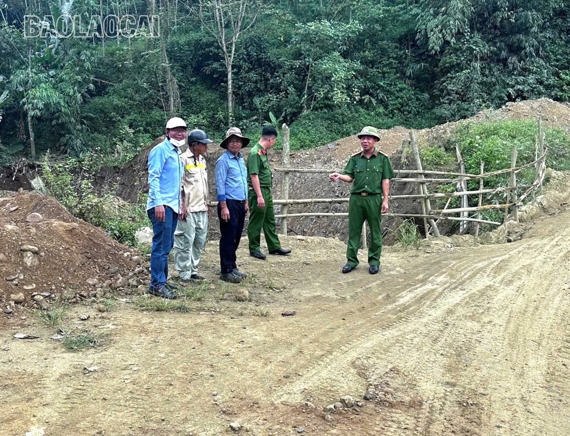 Công an xã Văn Bàn đề nghị các nhà thầu khẩn trương thi công, đồng thời bảo đảm các biện pháp an toàn giao thông, vệ sinh môi trường tại khu vực thi công. a1-3093.jpg