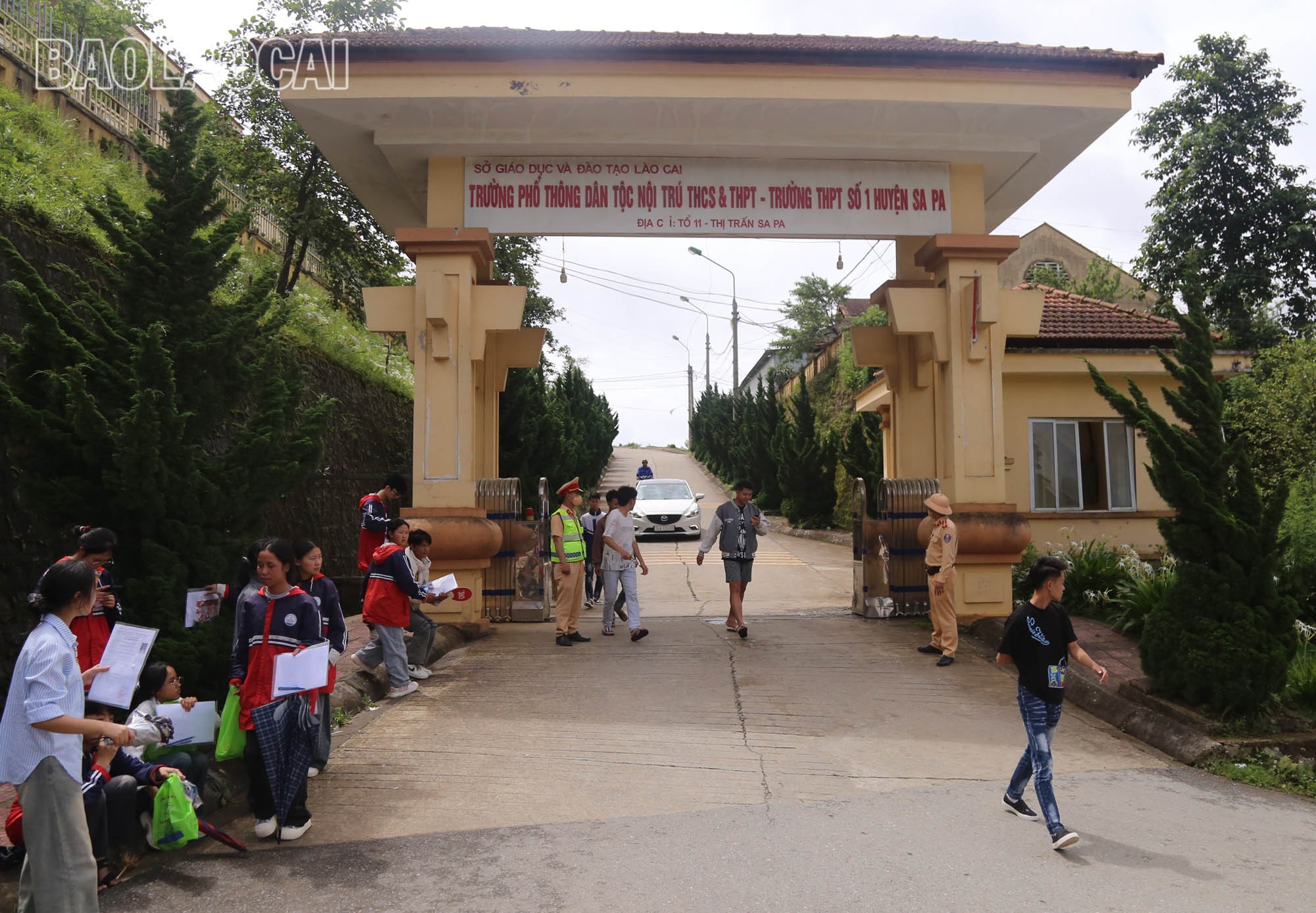 Lực lượng cảnh sát giao thông còn kịp thời xử lý các tình huống phát sinh, đảm bảo thí sinh đến điểm thi đúng giờ và an toàn. a-4.jpg