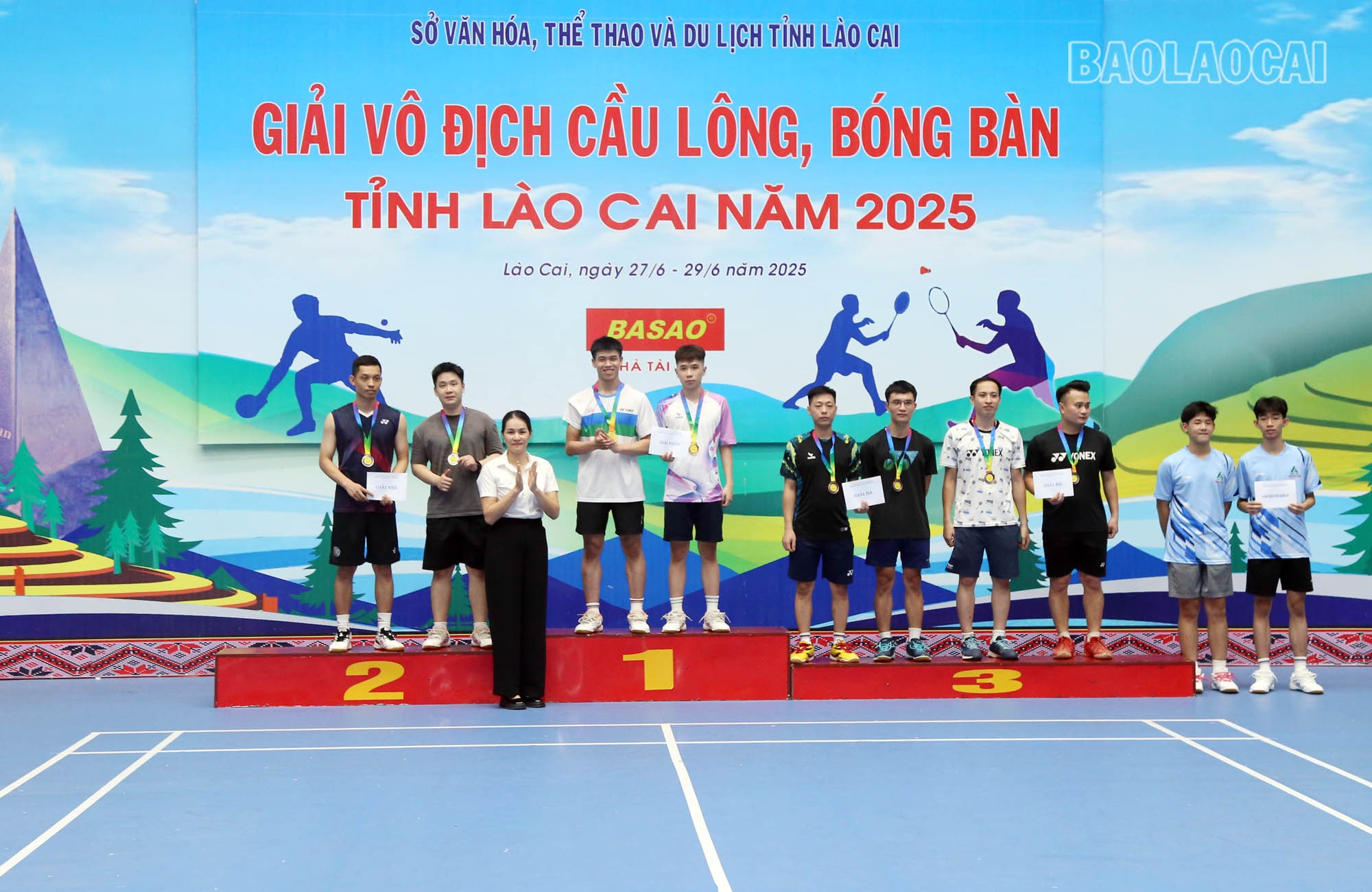 Trao giải môn cầu lông. a1-5-3208.jpg