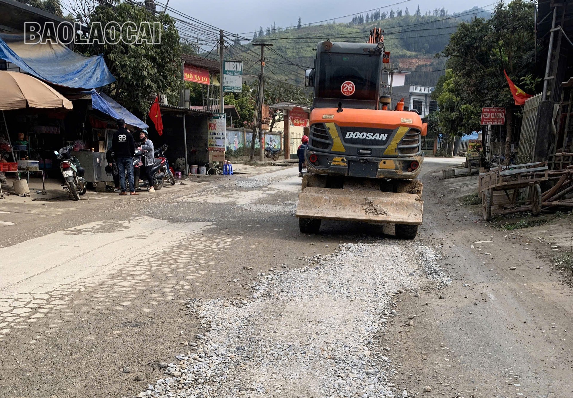Nhà thầu huy động phương tiện, nhân lực san lấp "ổ voi", "ổ gà" nhưng đây cũng chỉ là giải pháp tình thế. m1.jpg