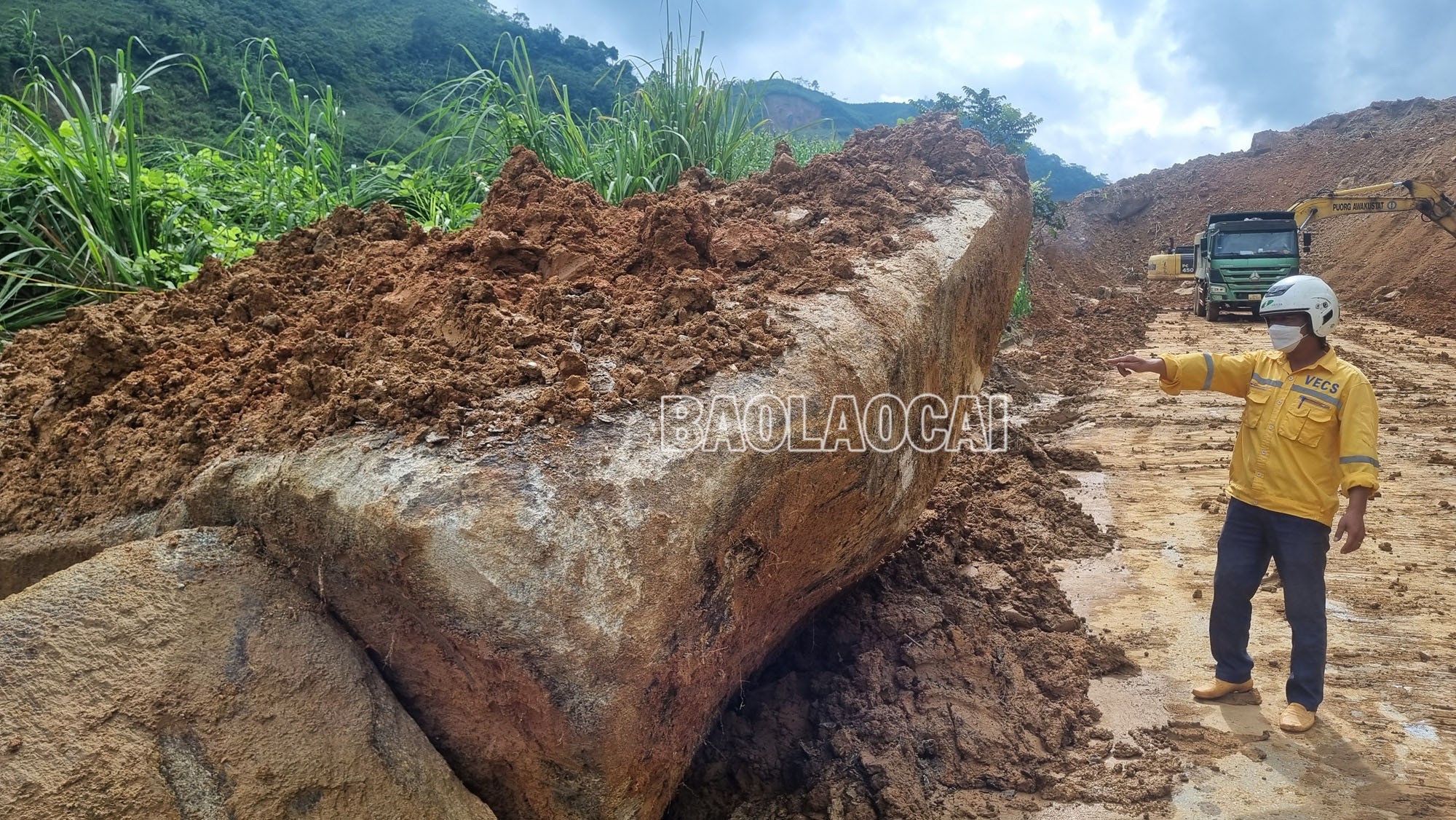 Những khối đá lớn ước tính hàng chục tấn gây khó khăn cho việc khắc phục sạt lở. sat-162-2.jpg