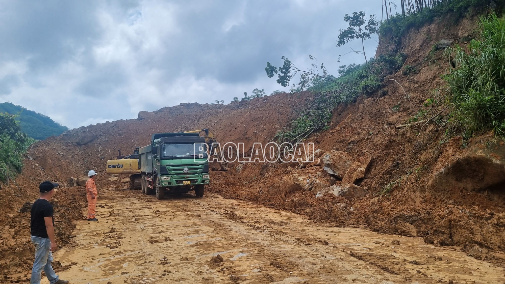 Đoạn sạt lở lớn tại Km 7, Tỉnh lộ 162, thuộc địa phận xã Văn Bàn gây ách tắc giao thông. sat-162-8.jpg