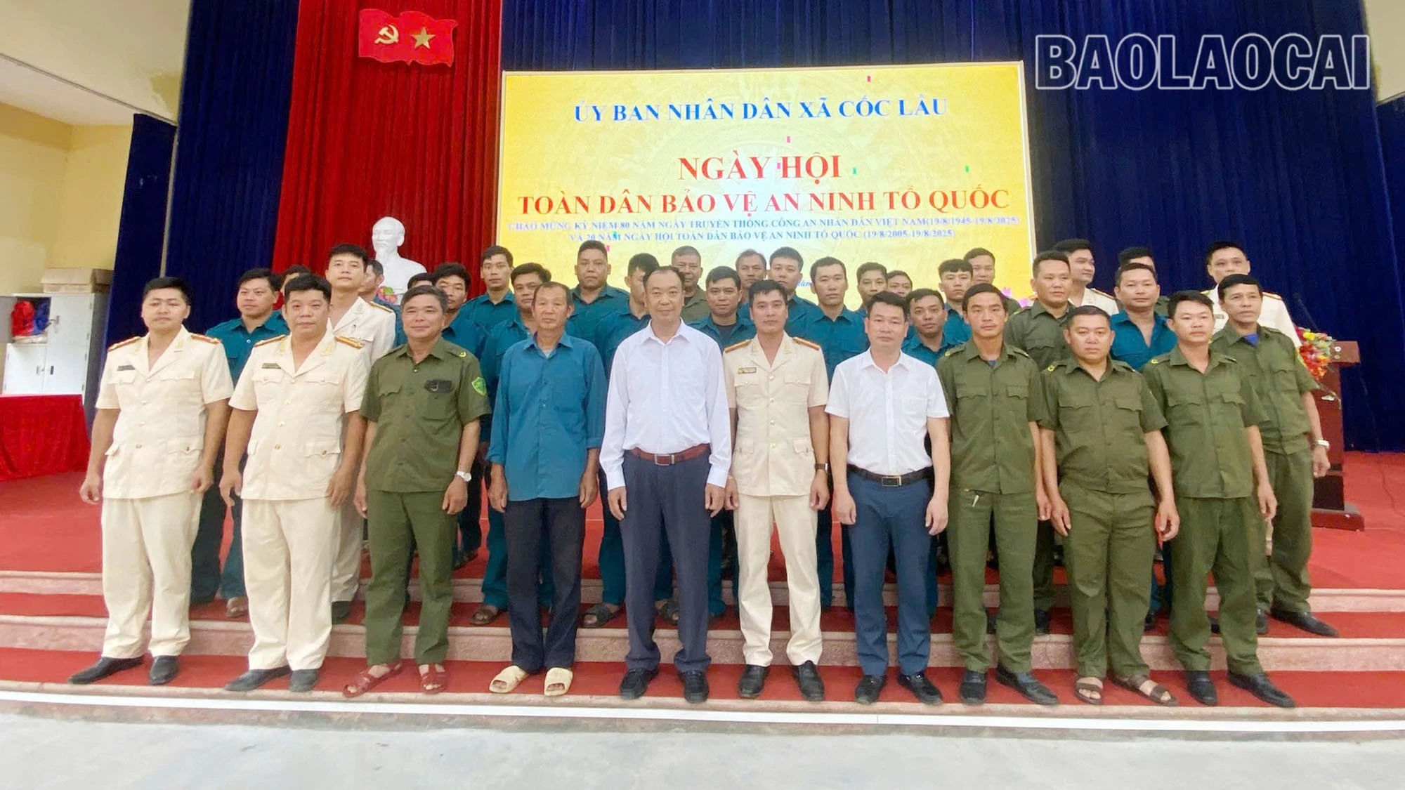 Các đại biểu dự buổi lễ chụp chụp ảnh lưu niệm.