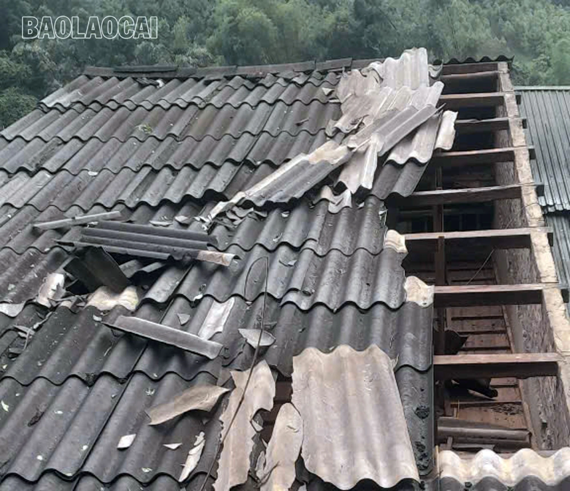 Mưa lũ khiến 8 ngôi nhà ở xã Bản Lầu bị hỏng.