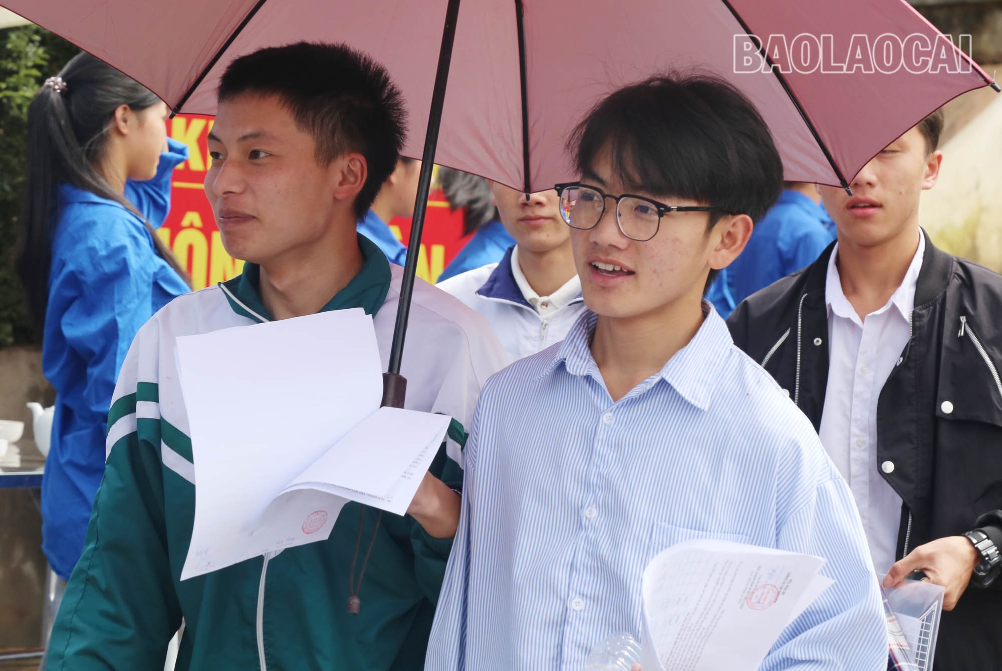 Học sinh thị xã Sa Pa phấn khởi khi hoàn thành môn thi Ngữ văn. Học sinh thị xã Sa Pa phấn khởi khi hoàn thành môn thi Ngữ văn.