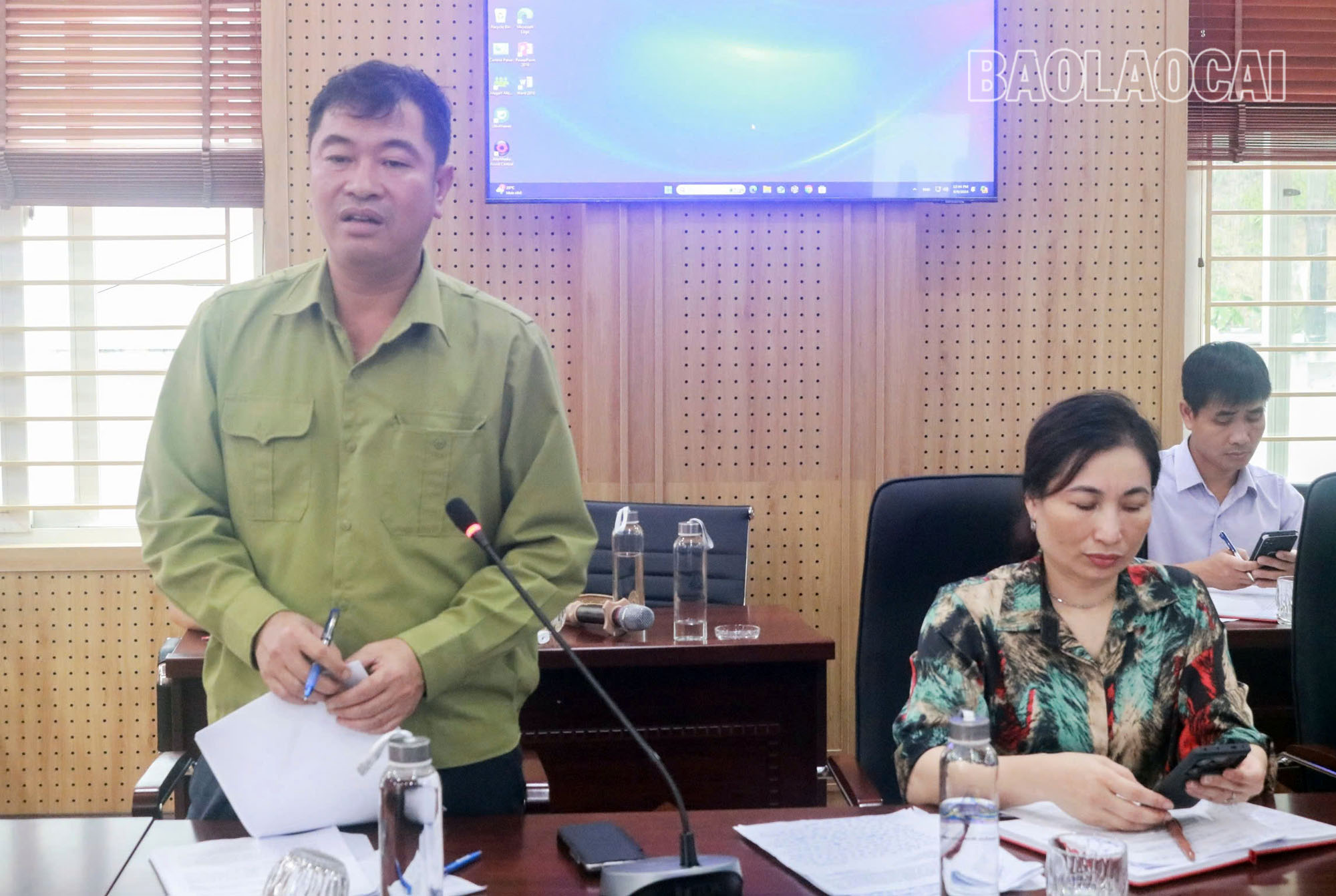 Đồng chí Nguyễn Trung Triều, Bí thư Huyện ủy Bát Xát thông tin về tình hình thiệt hại do mưa lũ trên địa bàn huyện Bát Xát. Ảnh: Quang Phấn A4a.jpg