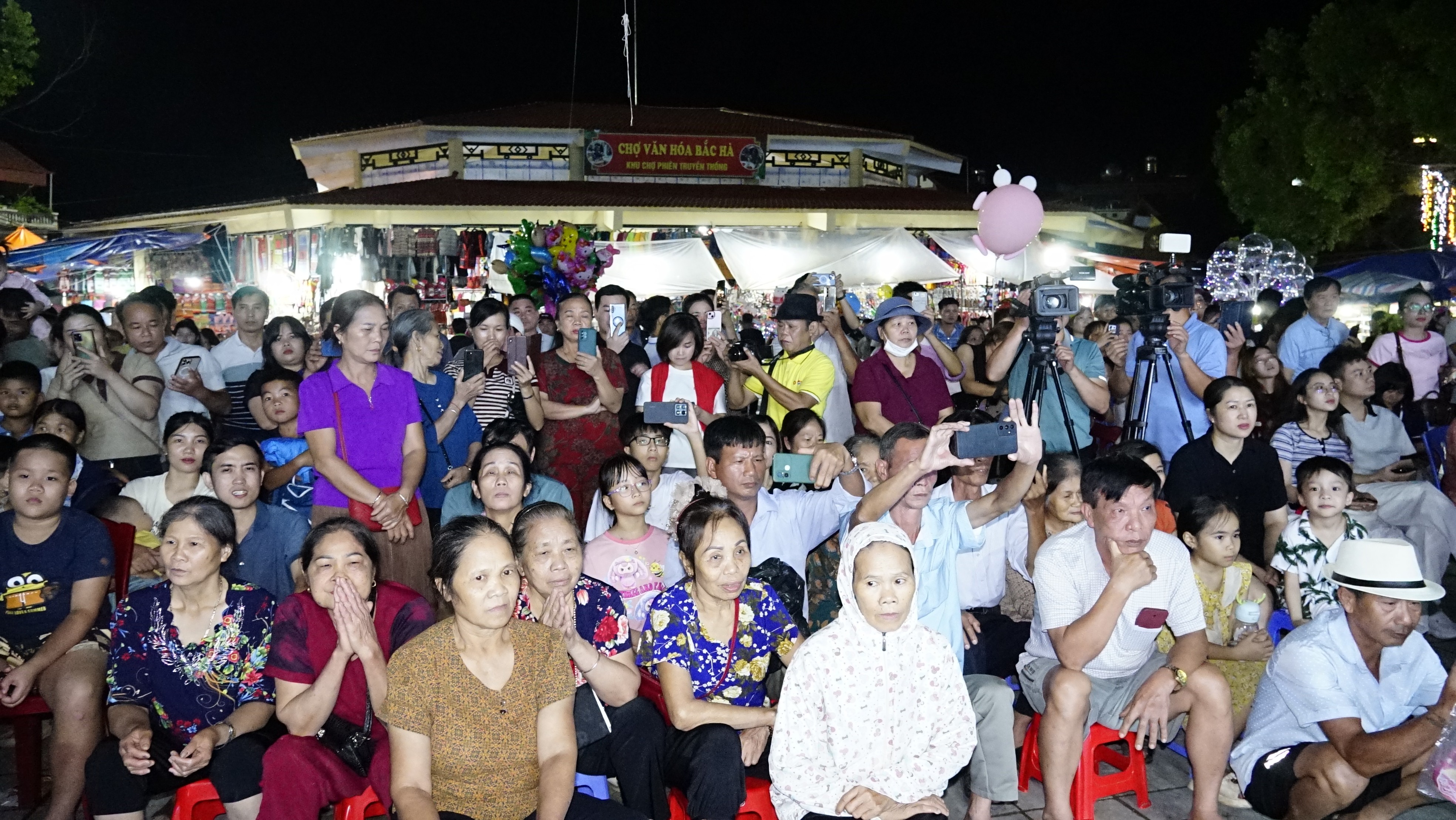 Các đại biểu, du khách và đông đảo Nhân dân tham dự Lễ khai mạc Festival “Nghiêng say mùa Thu” năm 2025. kmm1-4.jpg