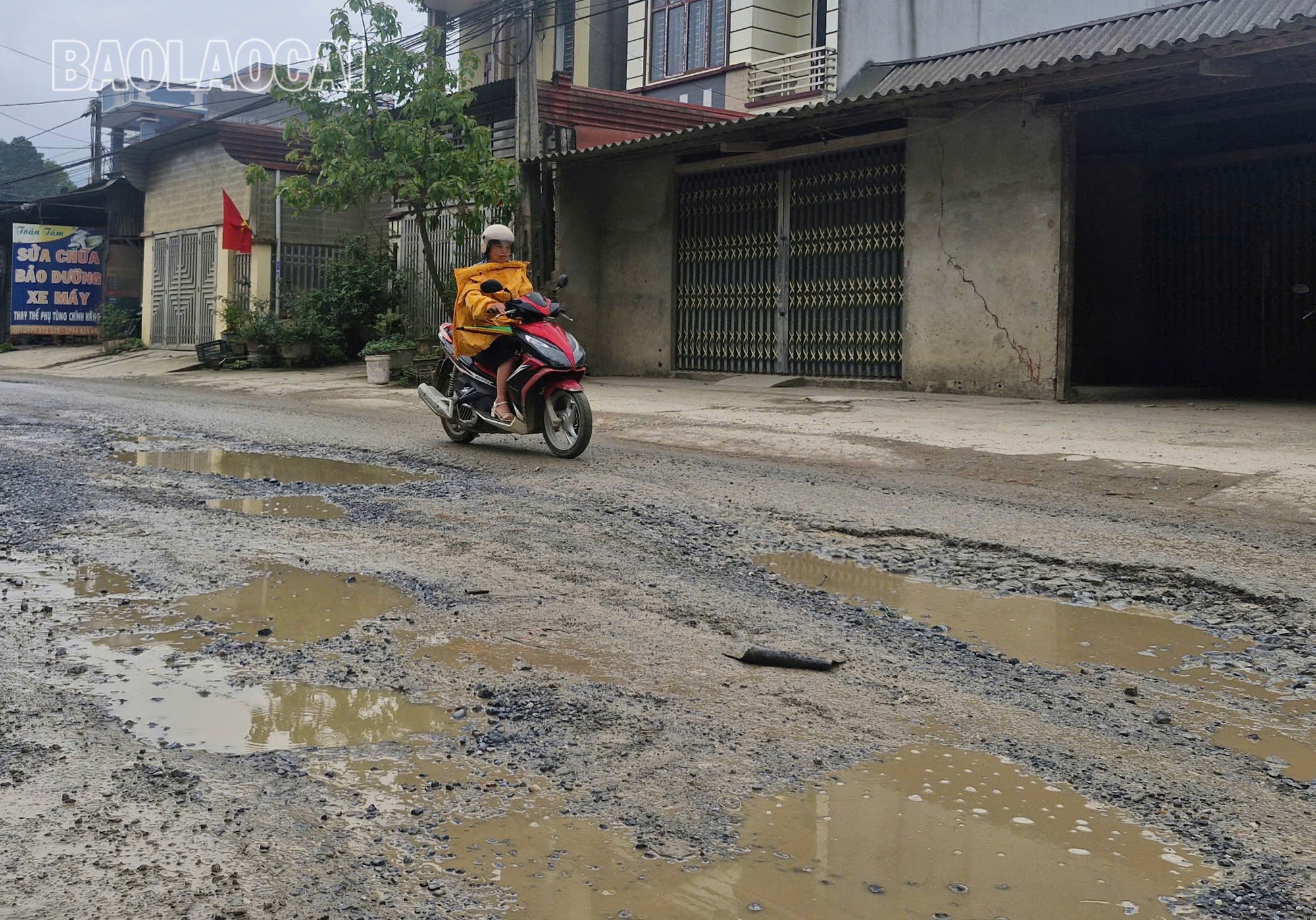 Ô tô, mô tô lấn sang trái đường để tránh "ổ voi", "ổ gà". a11.jpg