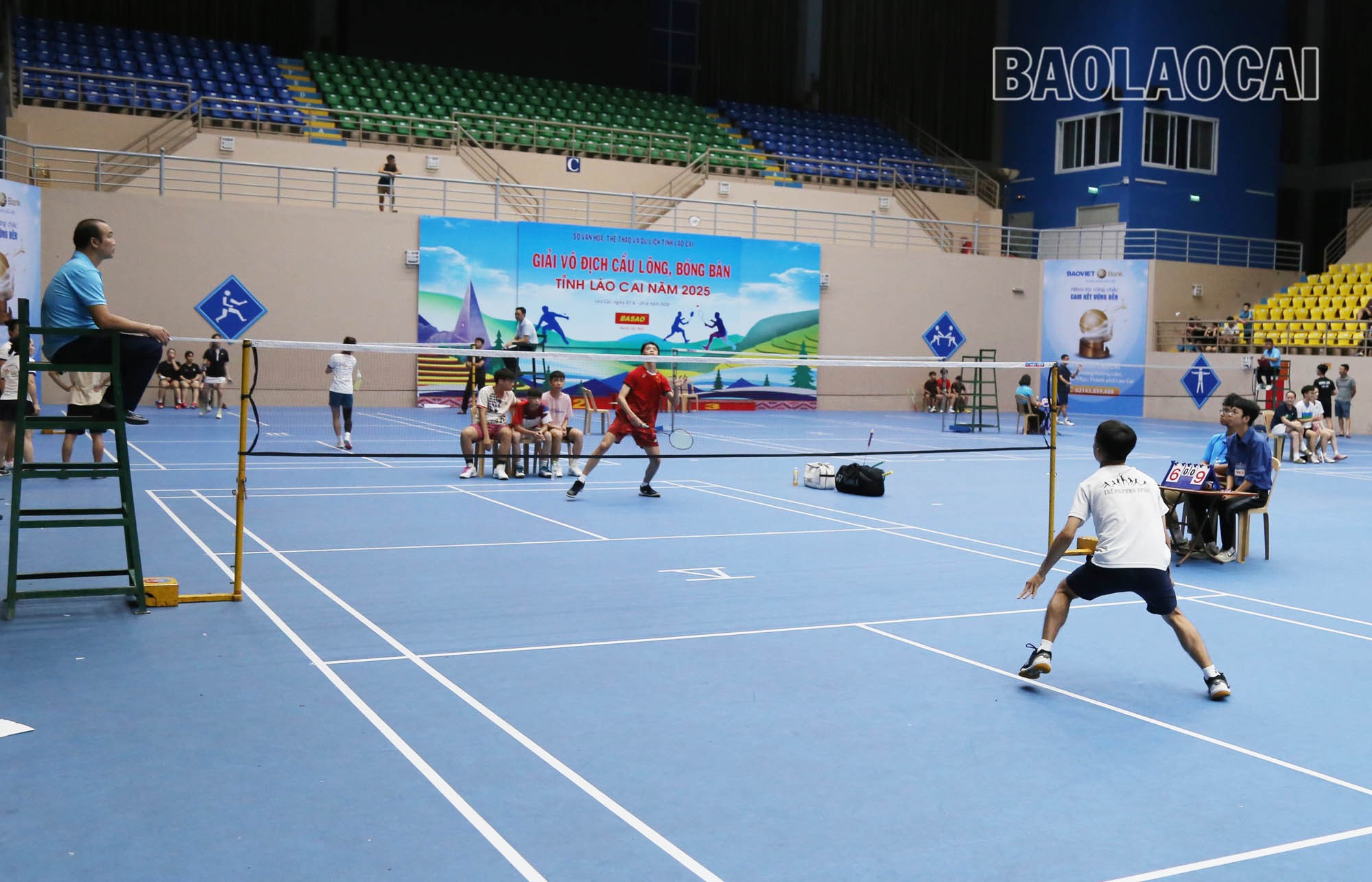 Thi đấu cầu lông. a1-7.jpg
