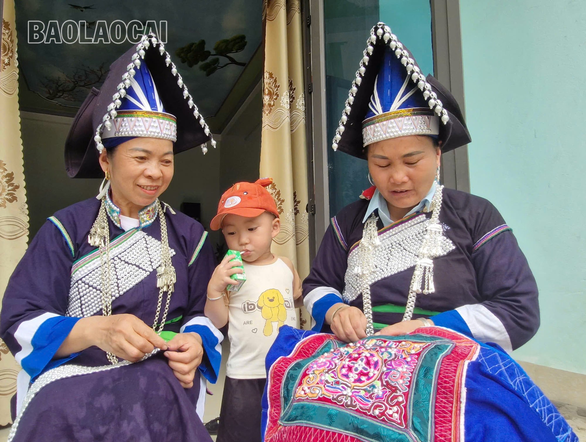 Cùng với phát triển kinh tế, người dân bản Sinh rất coi trọng giữ gìn các nét đẹp văn hóa truyền thống; đoàn kết xây dựng bản đạt các tiêu chí nông thôn mới kiểu mẫu. bs-6.jpg