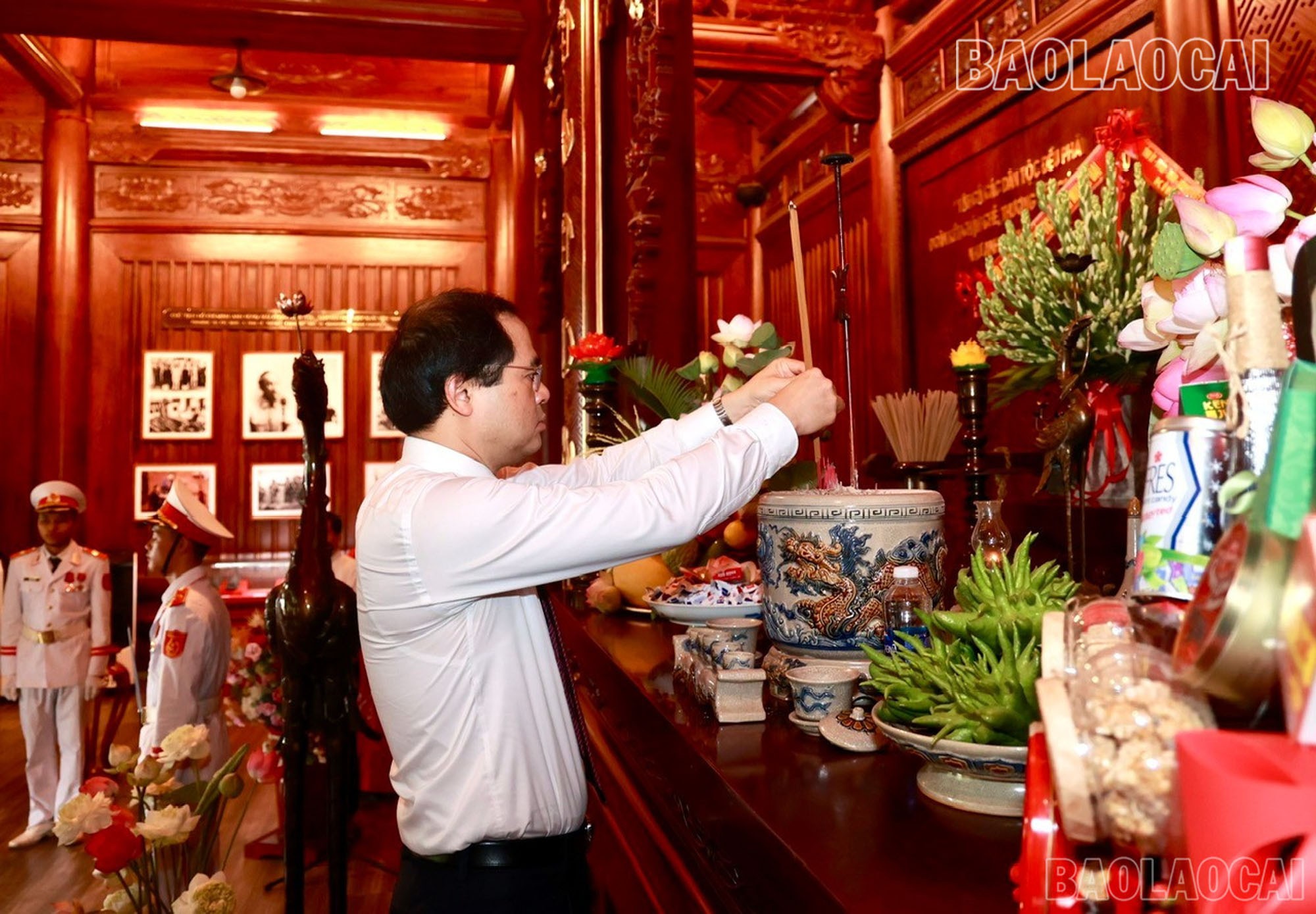 Đồng chí Trịnh Xuân Trường, Bí thư Tỉnh ủy, Chủ tịch HĐND tỉnh dâng hương tại Nhà lưu niệm Chủ tịch Hồ Chí Minh, phường Lào Cai. Ảnh: Ngọc Bằng image.jpg