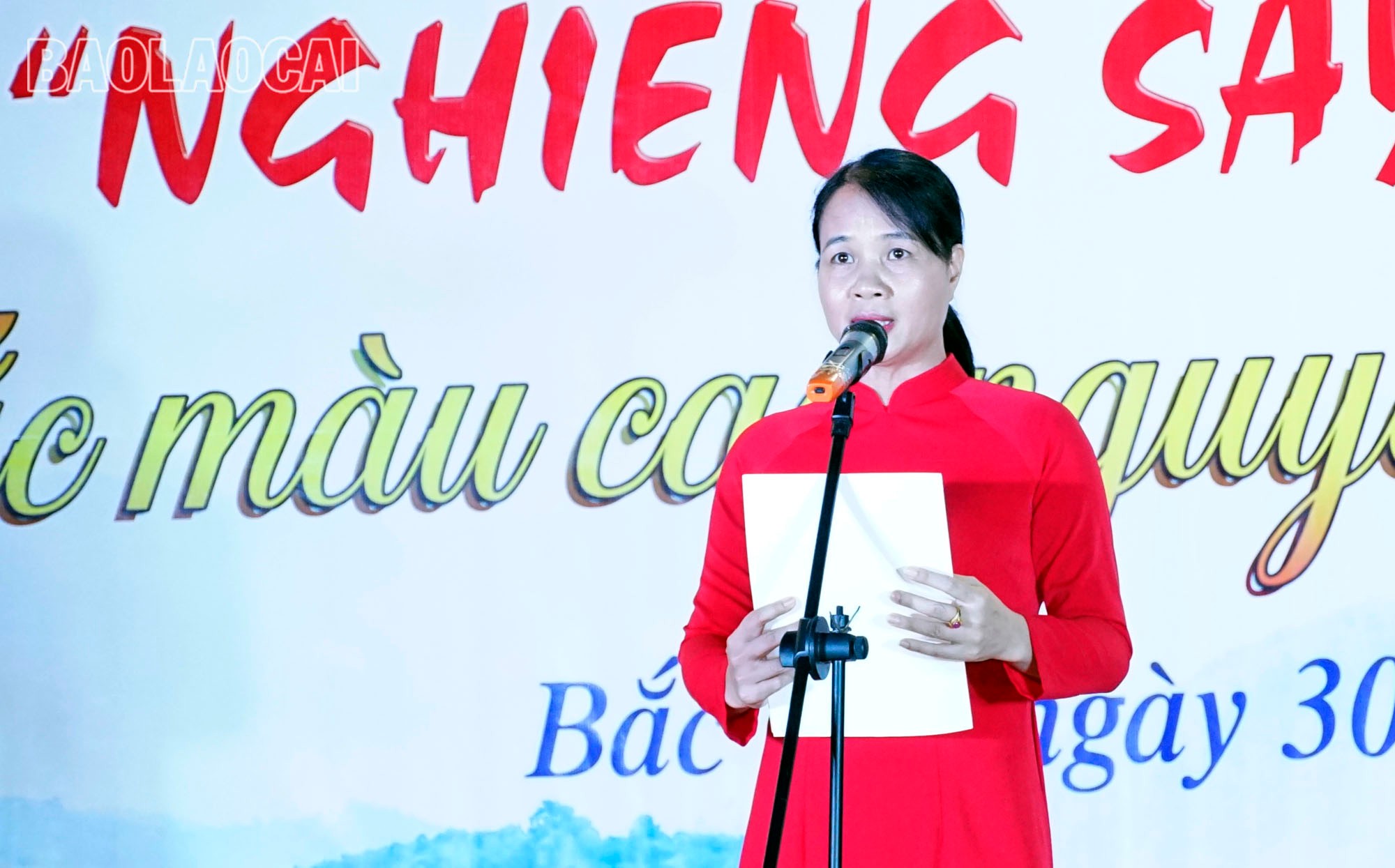 Bà Phạm Thị Non, Phó Chủ tịch UBND xã Bắc Hà phát biểu tại lễ khai mạc. kmm1-0.jpg