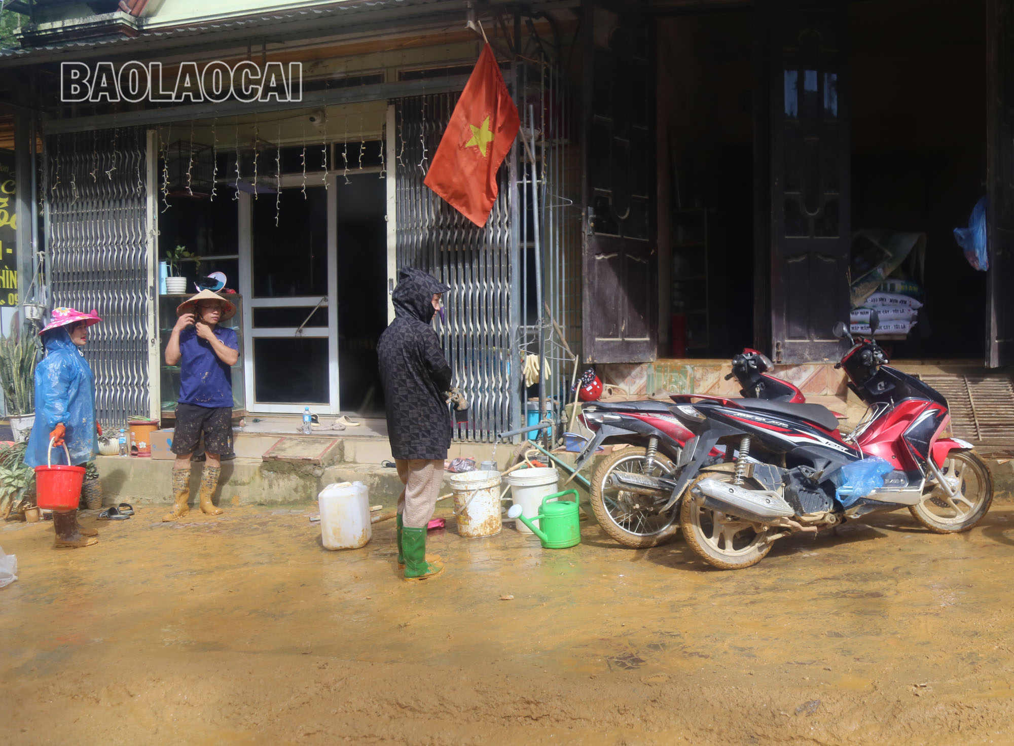 Một số hộ dân sử dụng xô xách nước từ hồ chứa, mạch nước ngầm để rửa nền nhà và các đồ đạc bị ngập sâu trong nước suốt 2 ngày qua. Ảnh 1 (11).JPG