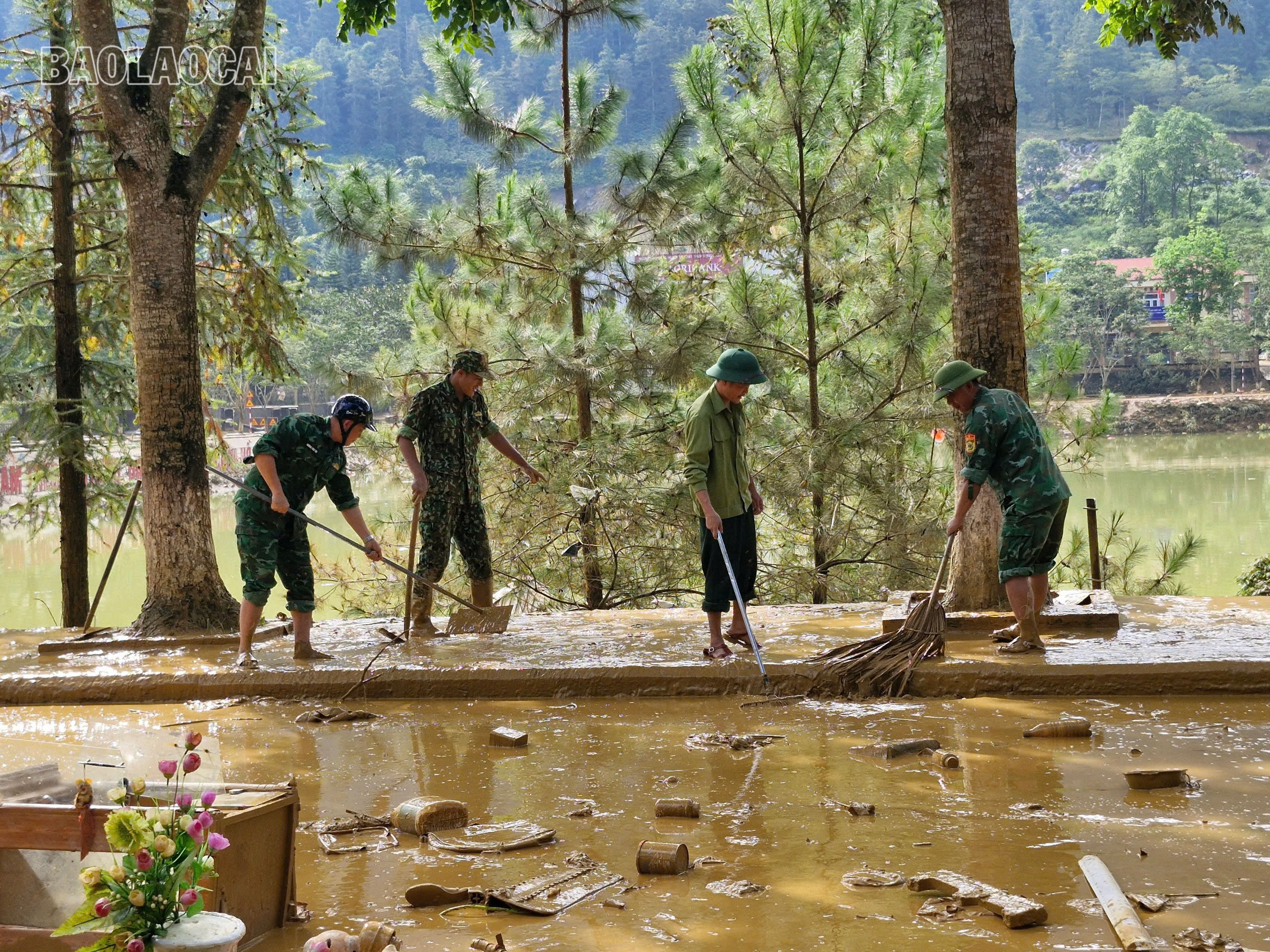 Từ sáng sớm, các chiến sĩ Đồn Biên phòng Si Ma Cai đã được huy động xuống giúp Nhân dân khắc phục hậu quả mưa lũ. Ảnh 1 (14).jpg