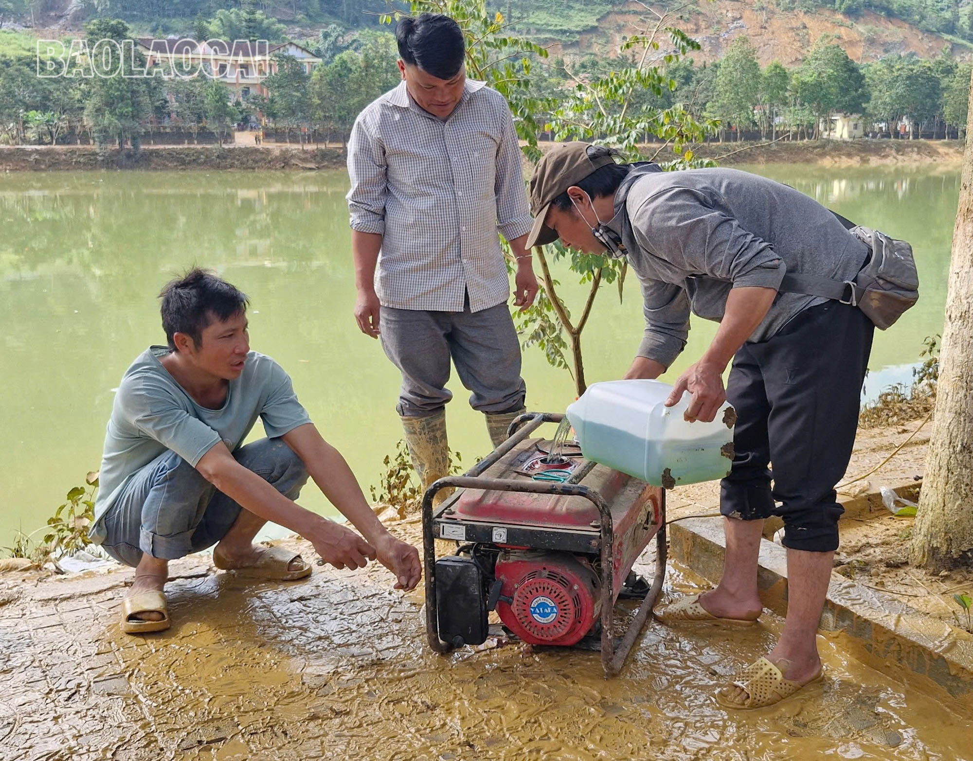 Do hệ thống nước sạch của thị trấn chưa hoạt động trở lại, người dân sử dụng máy phát điện để vận hành máy bơm hút nước từ hồ lên vệ sinh nhà cửa cho sạch sẽ. Ảnh 1 (18).jpg