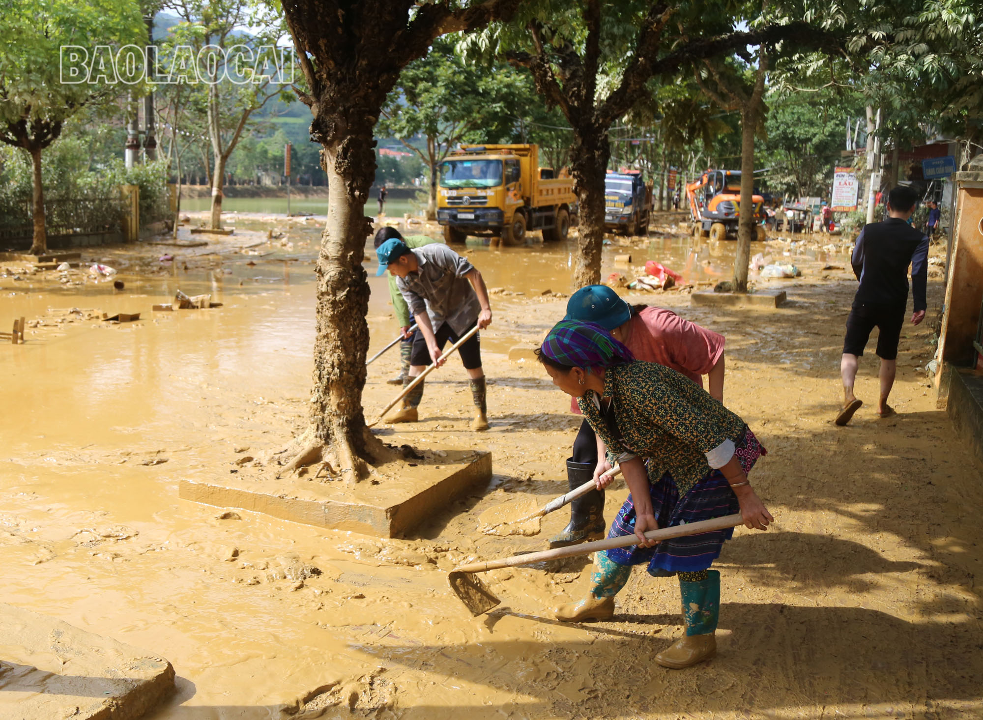 Nhân dân trên địa bàn thị trấn Si Ma Cai khẩn trương giúp nhau cào bùn đất, vệ sinh nhà cửa, dọn dẹp đồ đạc, khắc phục hậu quả thiên tai. Ảnh 1 (13).JPG