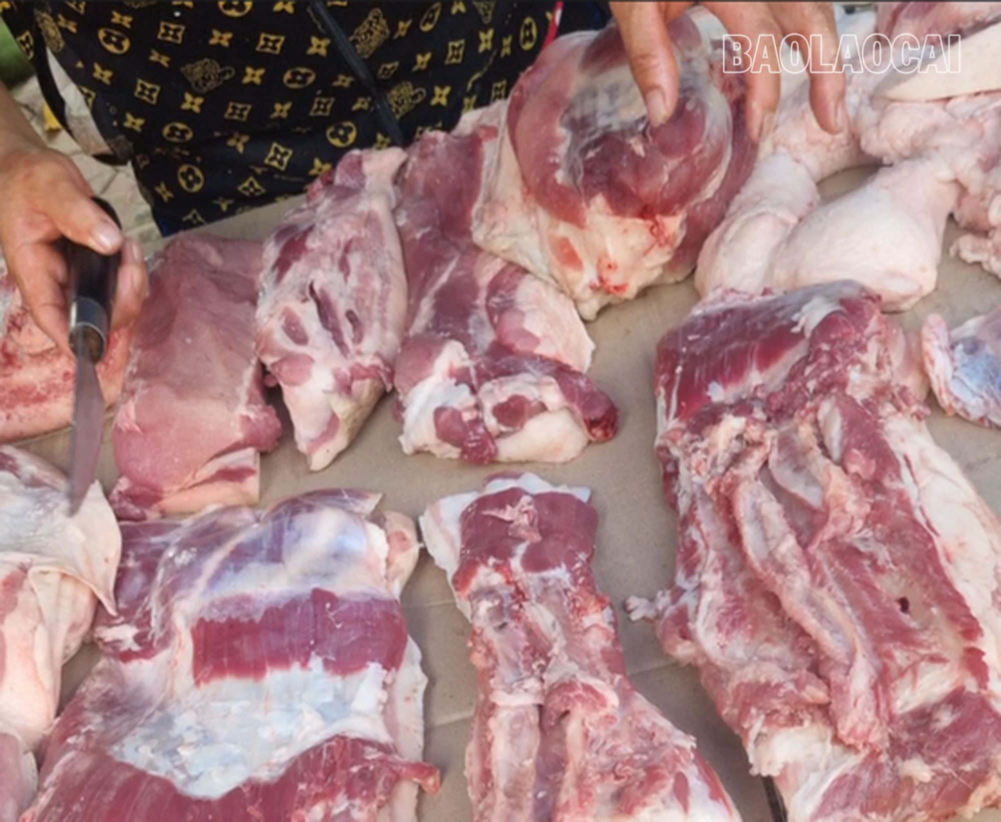 Loại thịt ba chỉ rút sườn có giá 60 nghìn đồng/kg, rẻ hơn rất nhiều so với thịt lợn có dấu kiểm dịch trong chợ. tl1-6.jpg